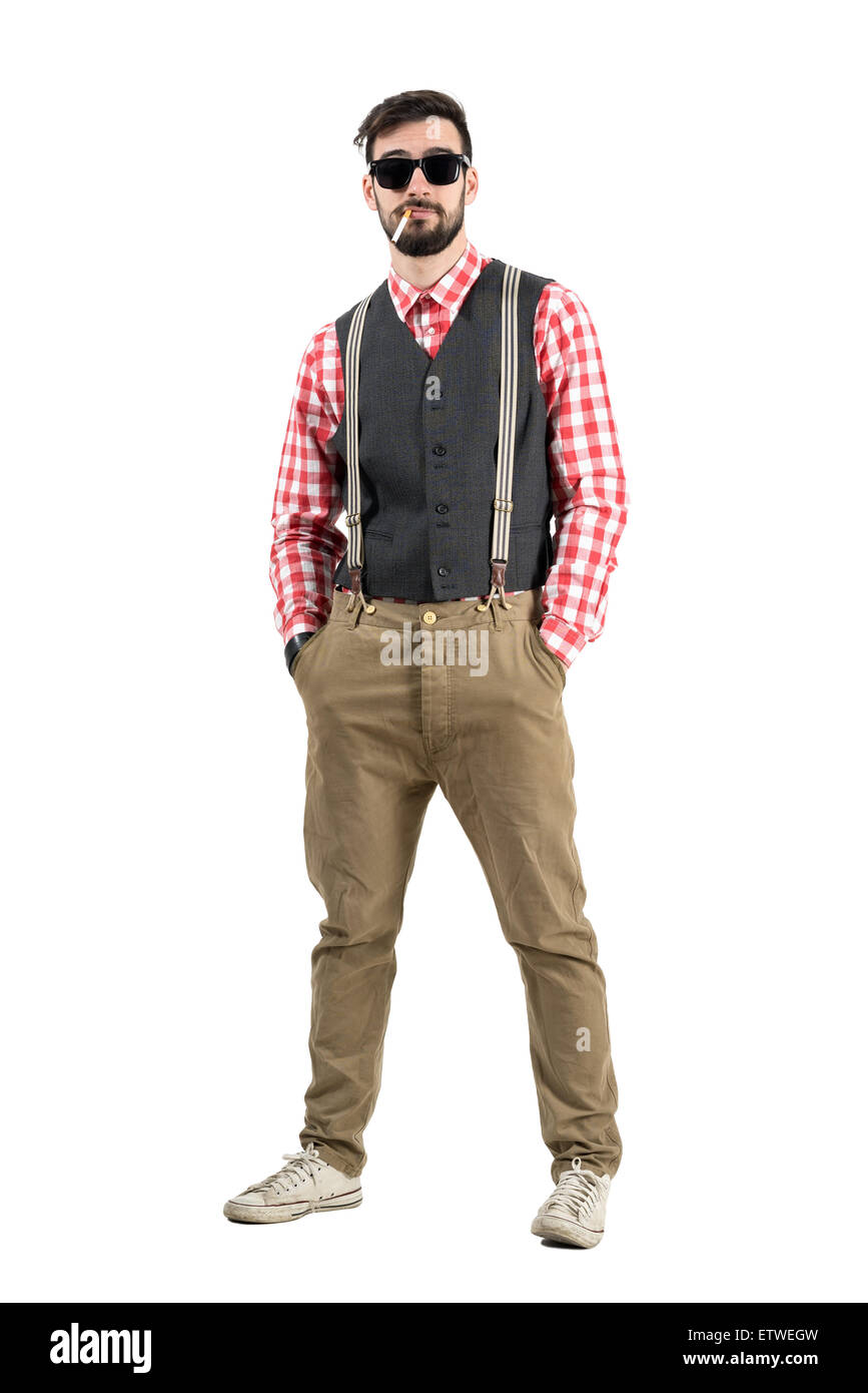 Manly détendue hipster barbu avec cigarette dans sa bouche. La pleine longueur du corps portrait studio isolated over white background. Banque D'Images