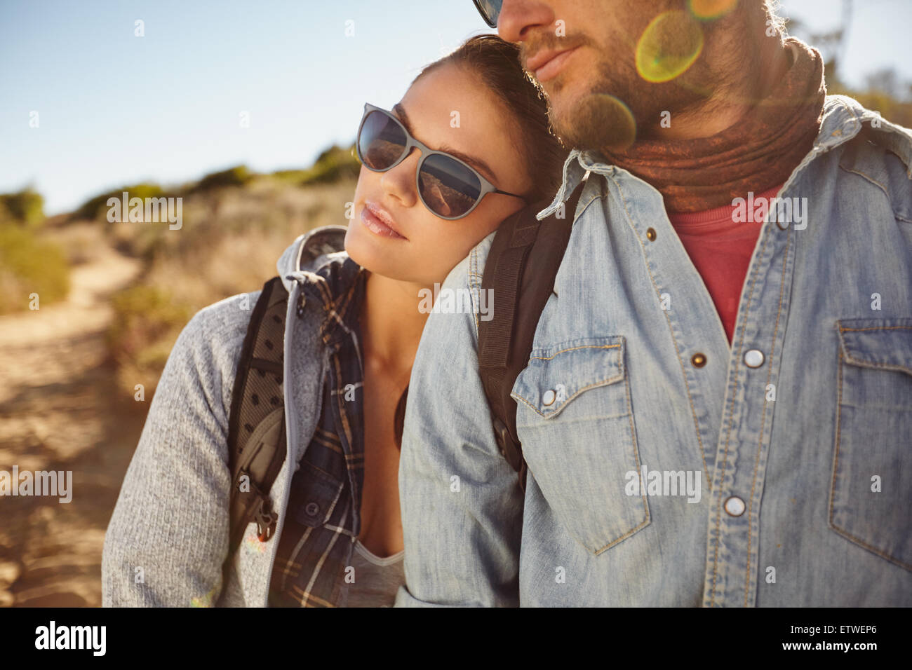 Close up portrait of young couple in love en plein air sur un pays de la randonnée. Jeune femme se penchant sur l'épaule de son petit ami. Caucase Banque D'Images