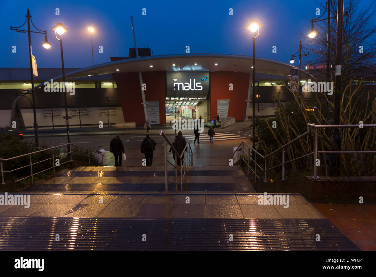 Les navetteurs à l'aube à Basingstoke marchant dans la pluie du matin dans le centre-ville depuis la gare. Hampshire, Royaume-Uni Banque D'Images