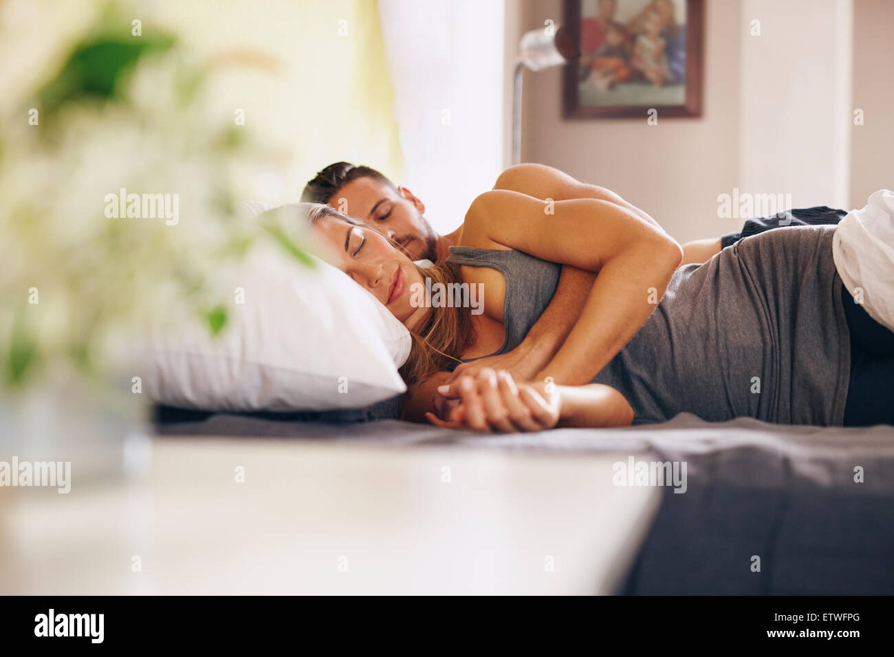 Image de jeune couple dormir dans le même lit. Mari et femme dormir ensemble dans leur chambre. Banque D'Images