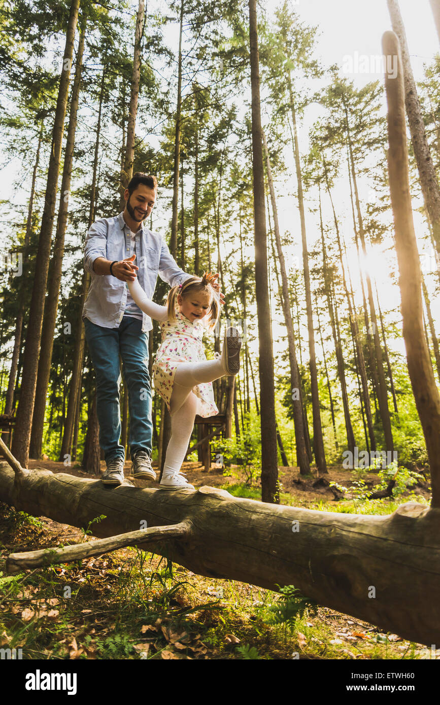 Père et fille en équilibre sur log Banque D'Images