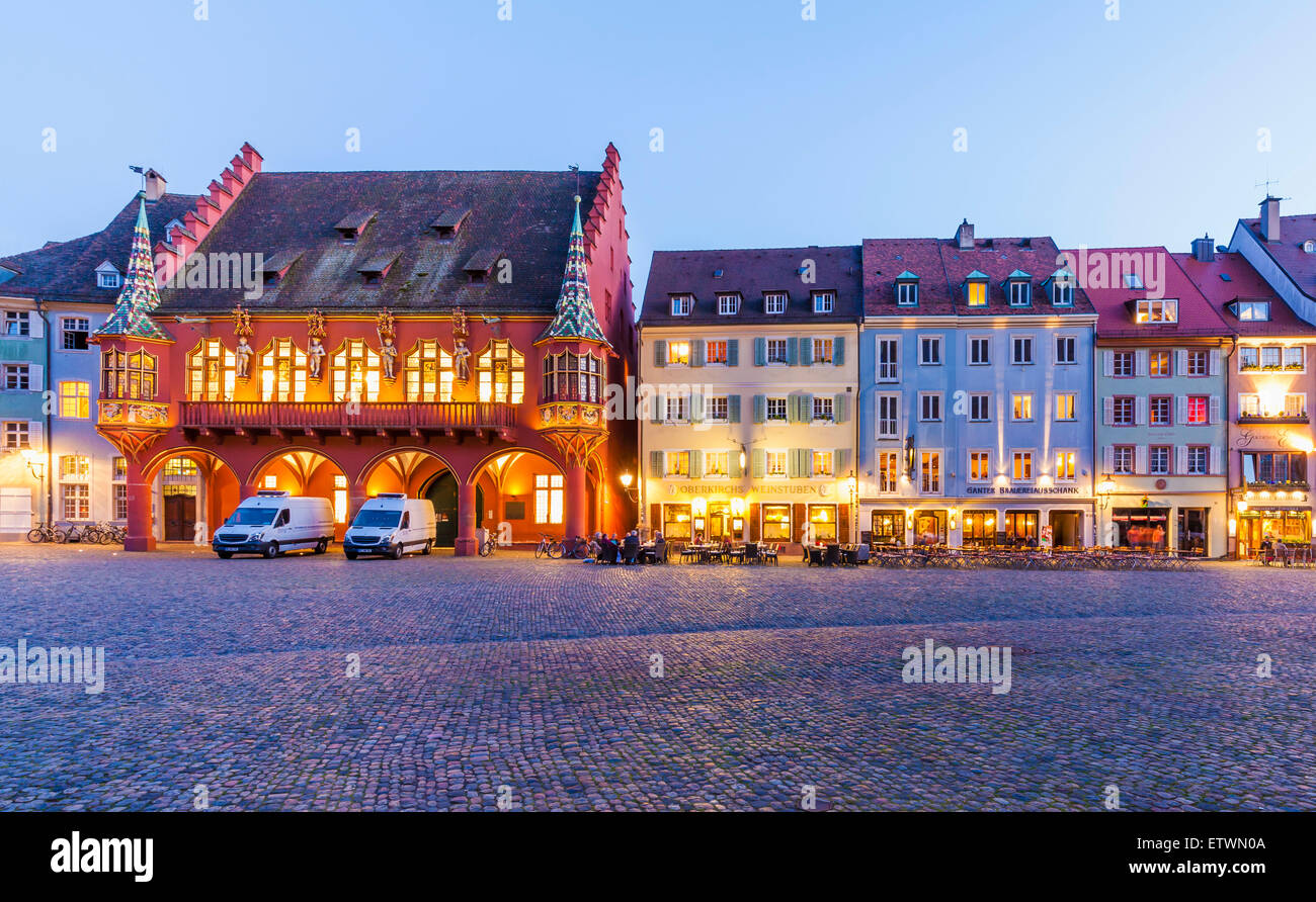 Allemagne, Bade-Wurtemberg, Freiburg, vieille ville, Munster Square, historiques et de restaurants, l'heure bleue Banque D'Images