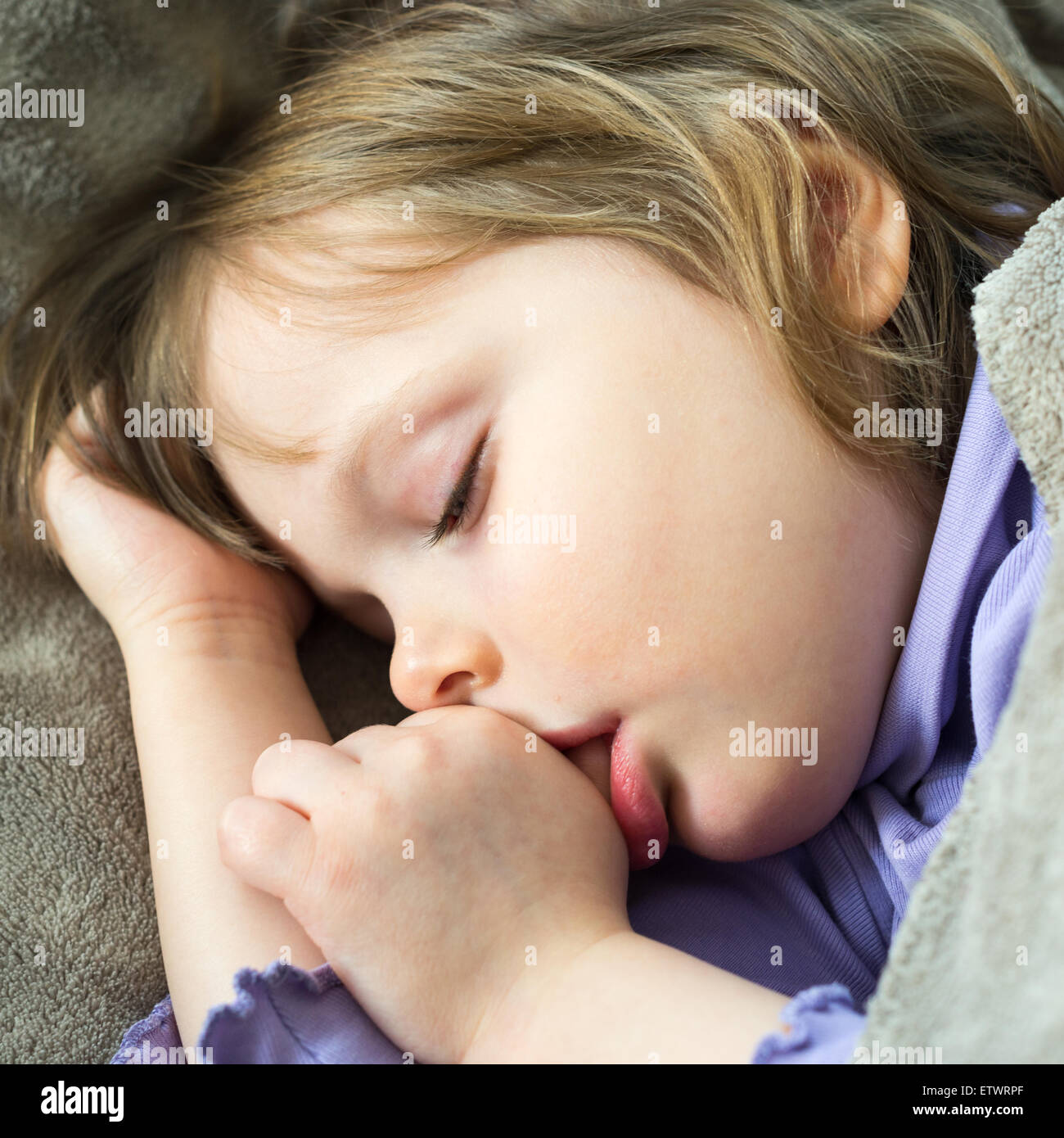 Dormir peu cute baby sucking thumb Banque D'Images