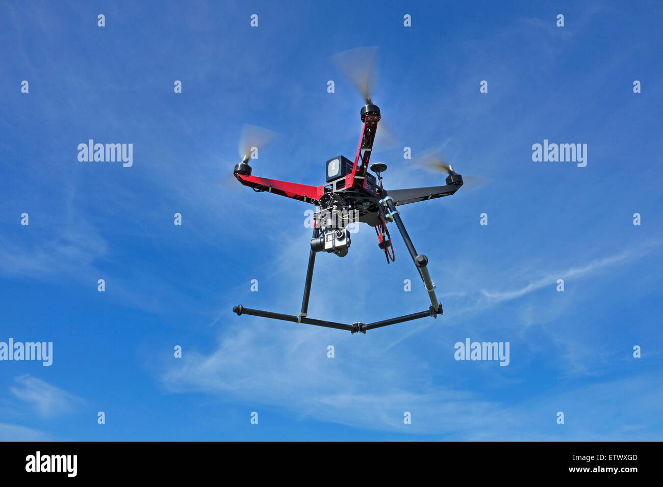 Un drone quadcopter, équipé d'une caméra gopro, en fuite. Banque D'Images