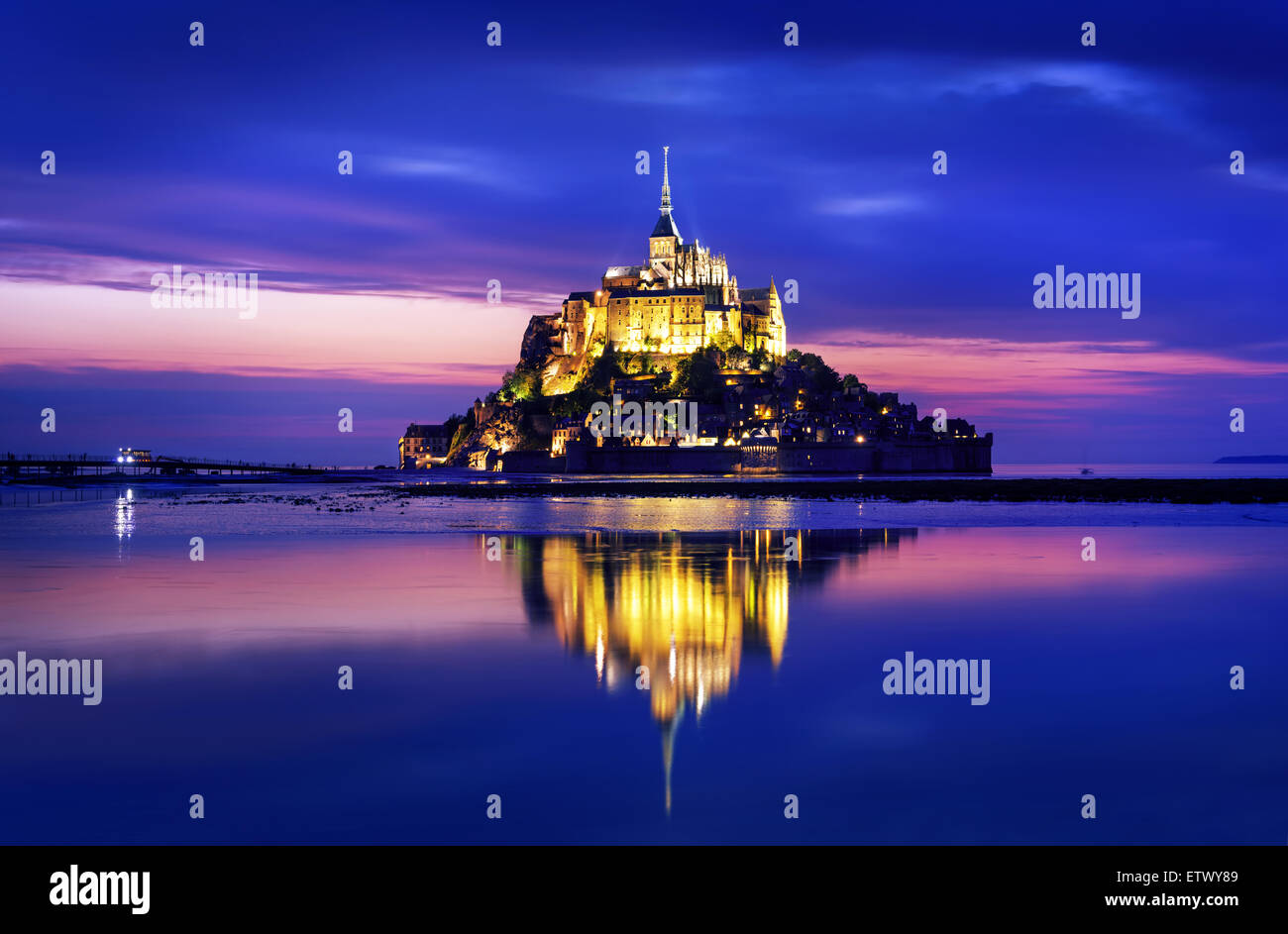 Le Mont-Saint-Michel dans le crépuscule Banque D'Images