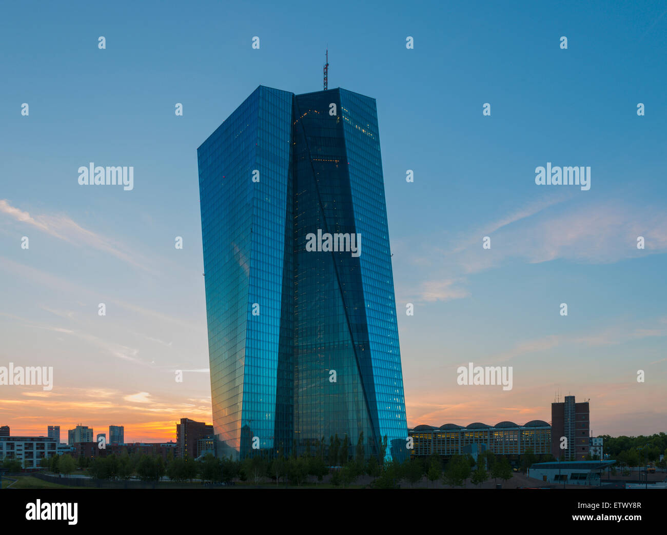 La nouvelle Banque centrale européenne, BCE, contre l'horizon de Francfort au coucher du soleil, Francfort, Hesse, Allemagne Banque D'Images
