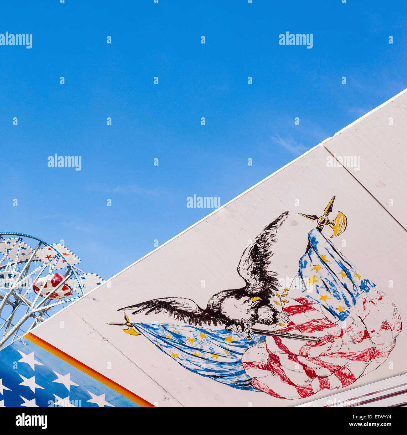 Symboles de l'USA flag. Dans l'arrière-plan une grande roue et le ciel Banque D'Images