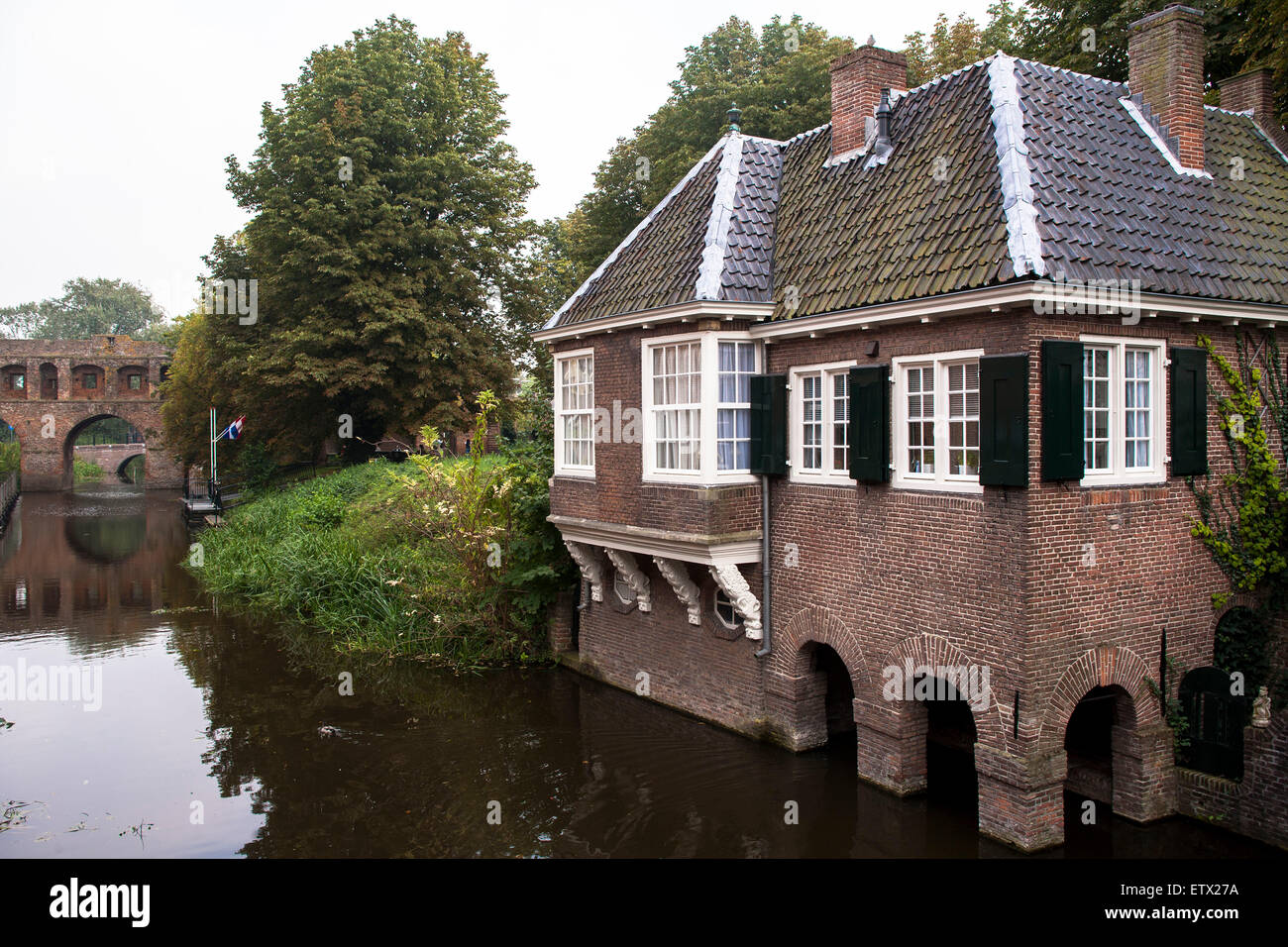 La NLD, Pays-Bas, ville de Zutphen, Lion-maison à la rivière Berkel, dans l'arrière-plan la ruine de la Berkelpoort. La NLD, le Nied Banque D'Images