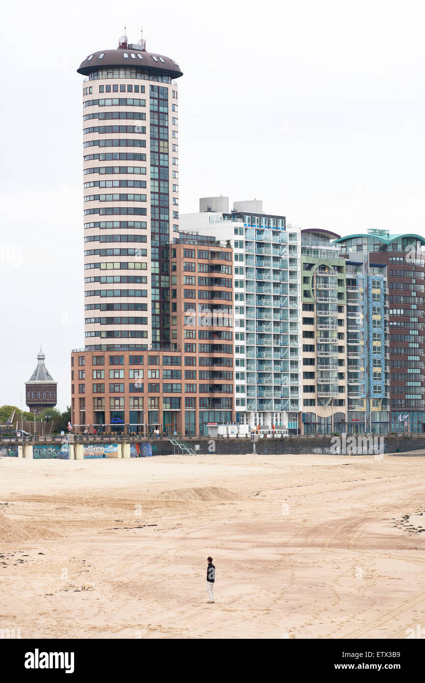 L'Europe, Pays-Bas, Zeeland, Vlissingen sur l'île de Walcheren, immeubles de grande hauteur sur le Boulevard de la plage, des hôtels et des Banque D'Images