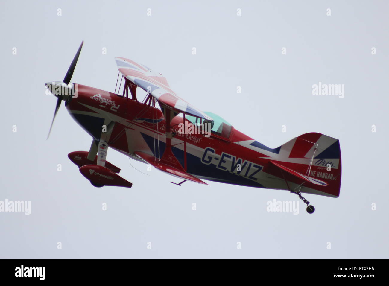 Meeting aérien de Cosford, d'aéronefs dans le cadre de l'acrobatie, bi-plane, boucle la boucle, la fumée à l'action. Banque D'Images