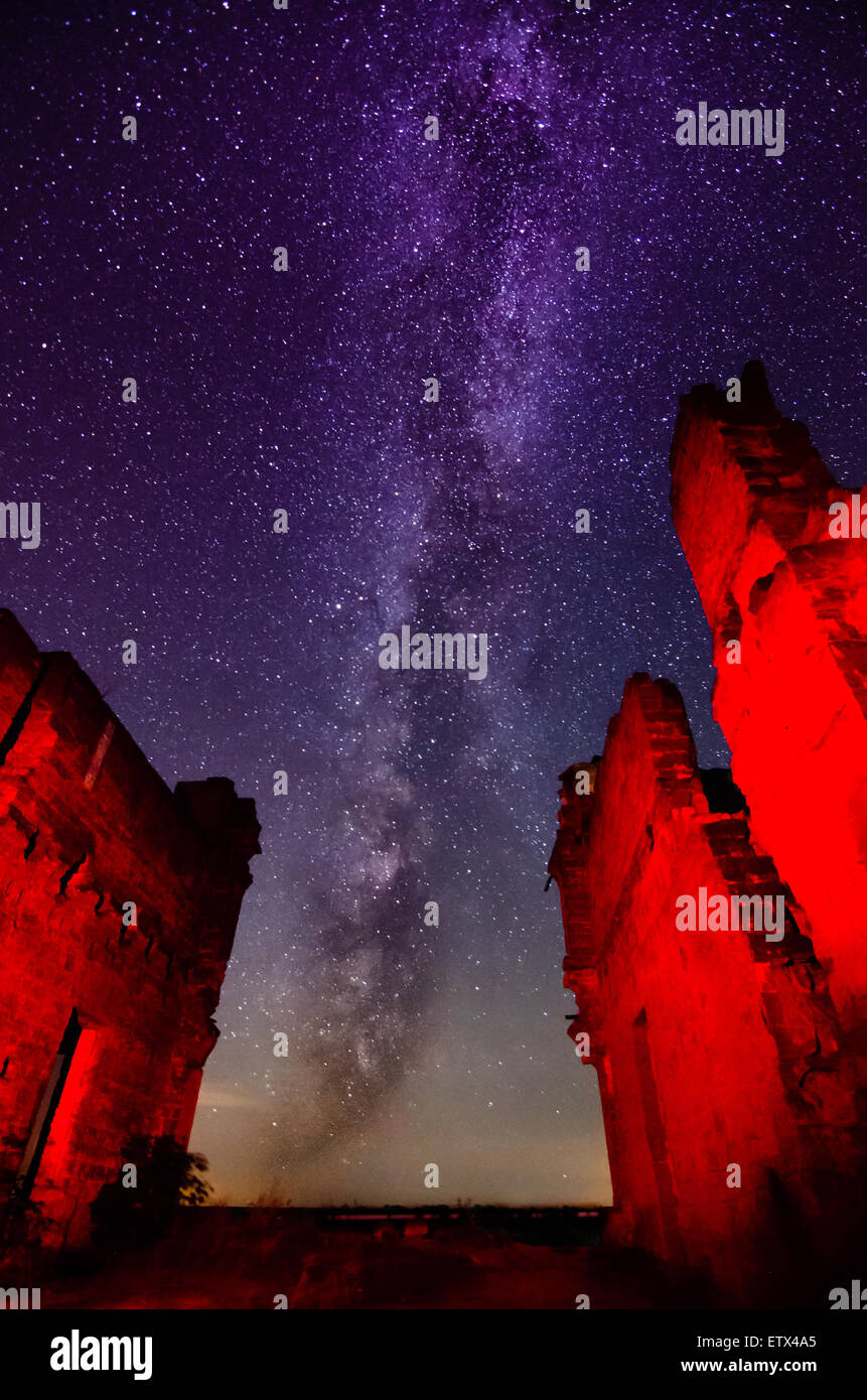 Le ciel nocturne et la Voie Lactée et le voyant rouge allumé en silhouette inhabituelle des ruines - le concept d'une autre planète Banque D'Images