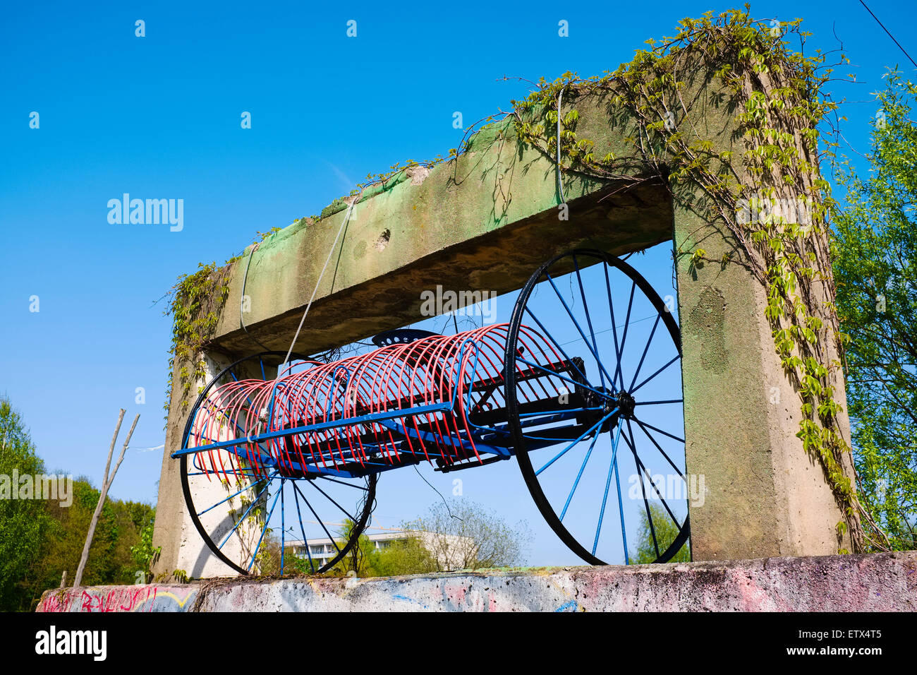 Machine agricole dans le jardin paysager, Herzberge Berlin-Lichtenberg, Allemagne Banque D'Images