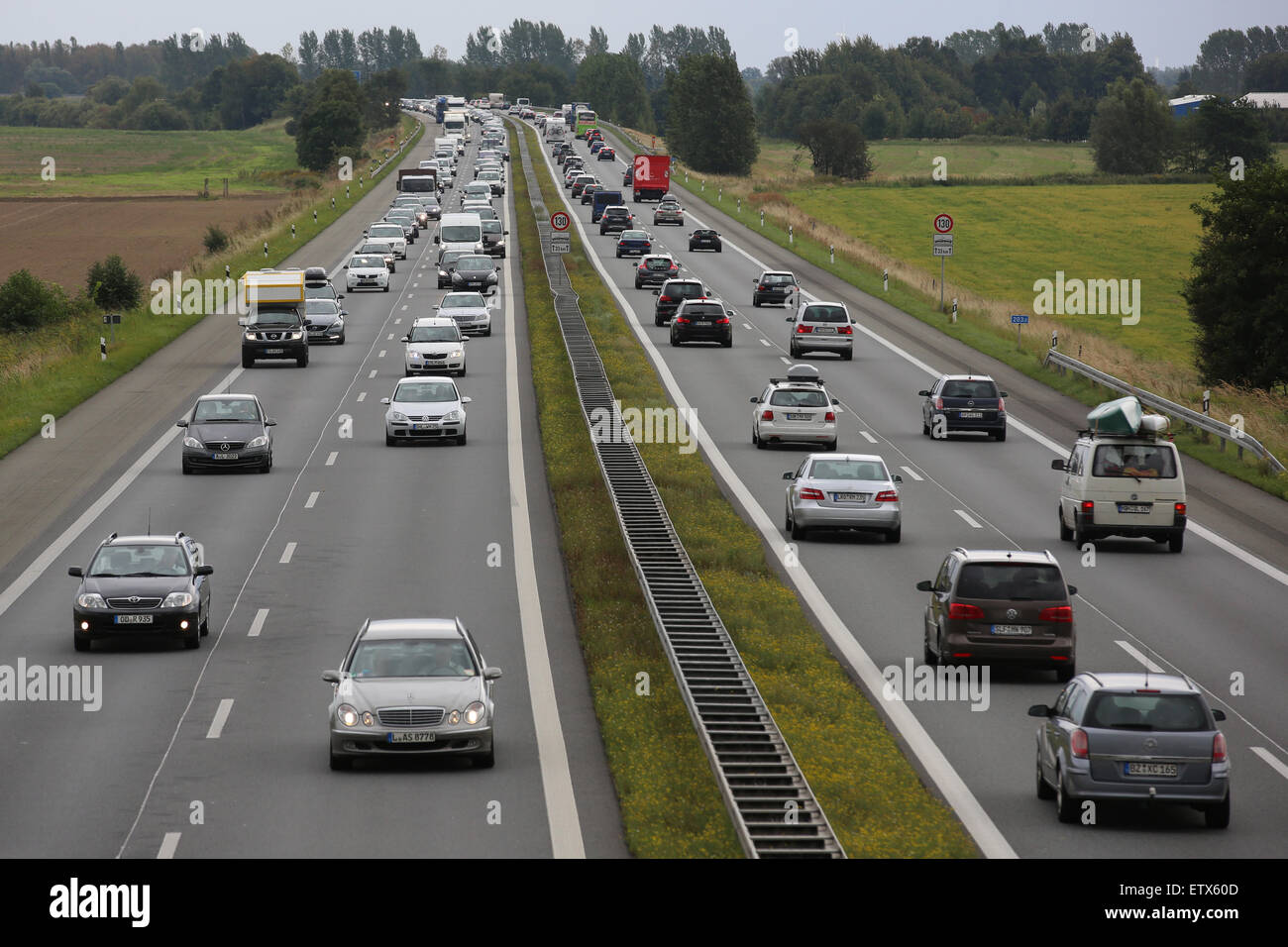 Neuruppin, Allemagne, lentes le trafic sur l'A24 Banque D'Images