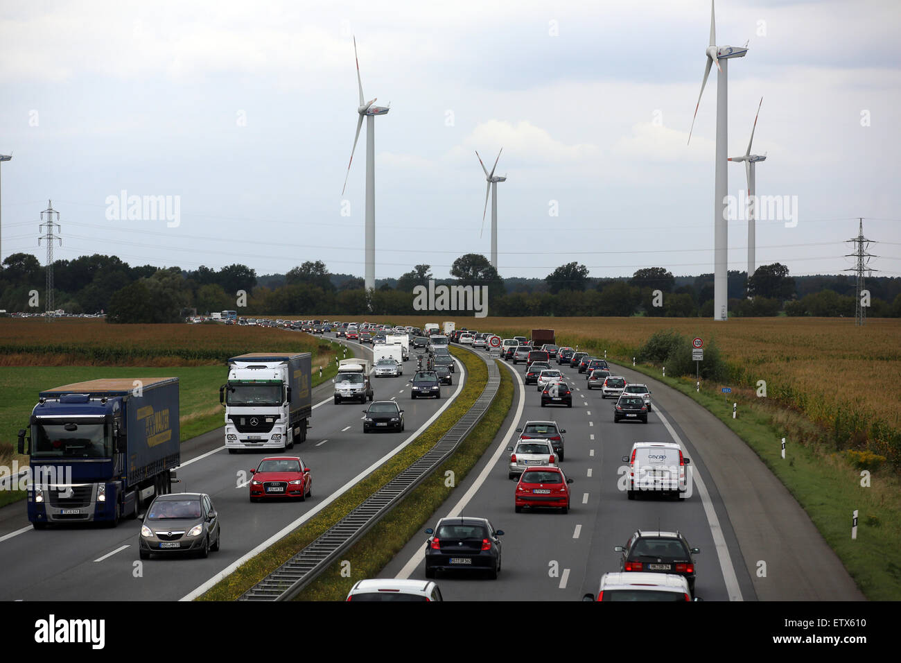 Neuruppin, Allemagne, ralentir la circulation sur l'A24, des moulins à vent sur le terrain Banque D'Images