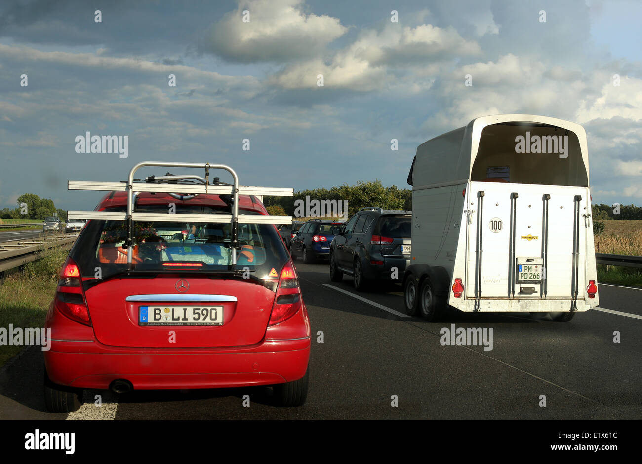 Neuruppin, Allemagne, voiture avec Pferdeanhaenger se dresse sur l'A24 dans un embouteillage Banque D'Images
