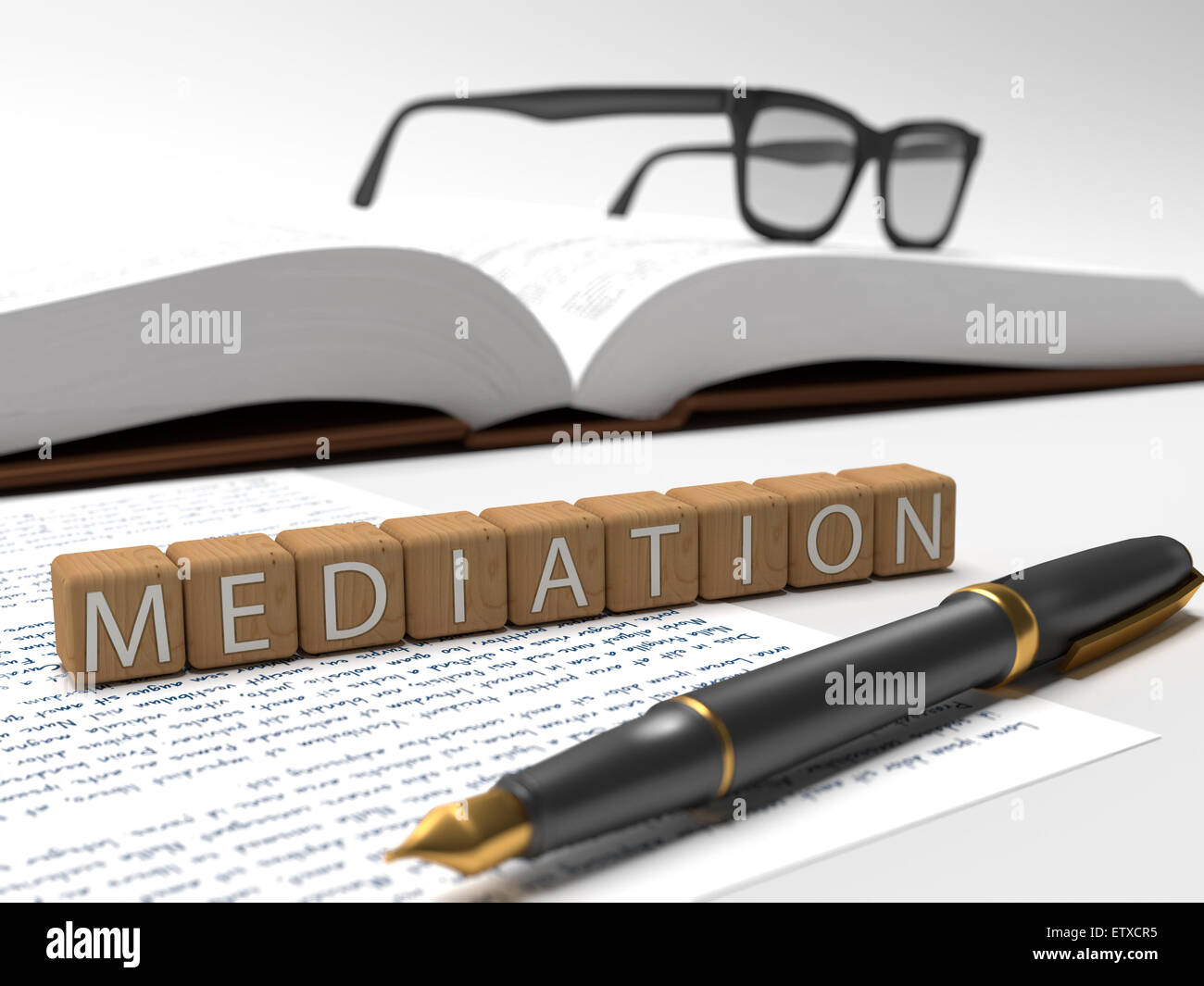 Médiation - dés contenant le mot médiation, un livre, des lunettes et un stylo. Banque D'Images