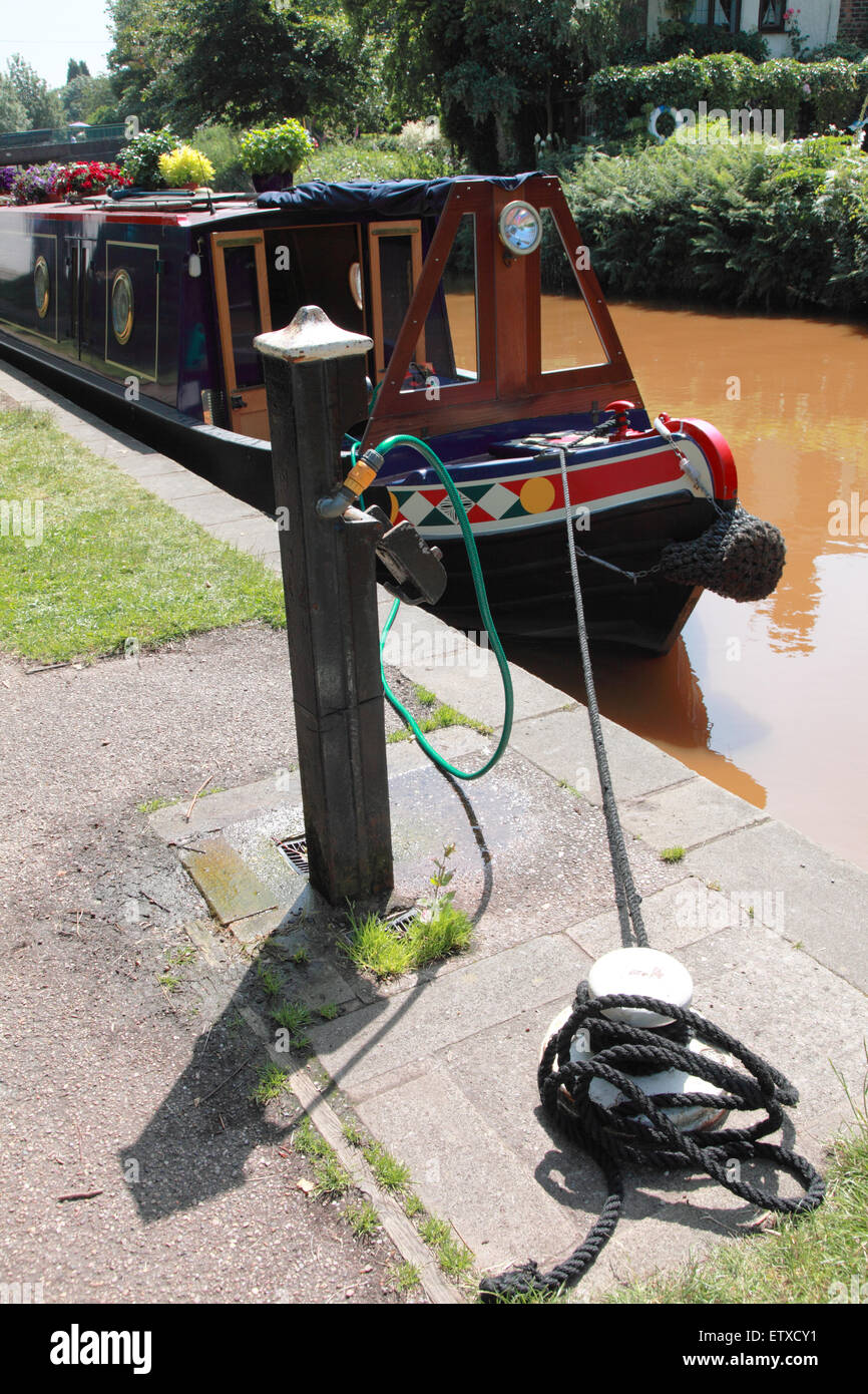 Un grand classique attaché à un point d'eau sur le canal de Trent et Mersey avec son réservoir d'eau est rempli Banque D'Images