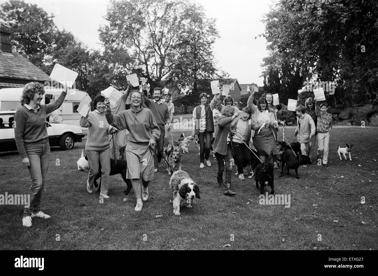 Passerelles de masse - vingt-quatre chiens et les marcheurs ont pris part à cette marche parrainée à Beaumont Park pour la direction générale de la RSPCA Huddersfield. Ils sont illustrés à partir de l'événement, qui s'attend à une hausse d'un peu plus de 500 €. 14 septembre 1986. Banque D'Images