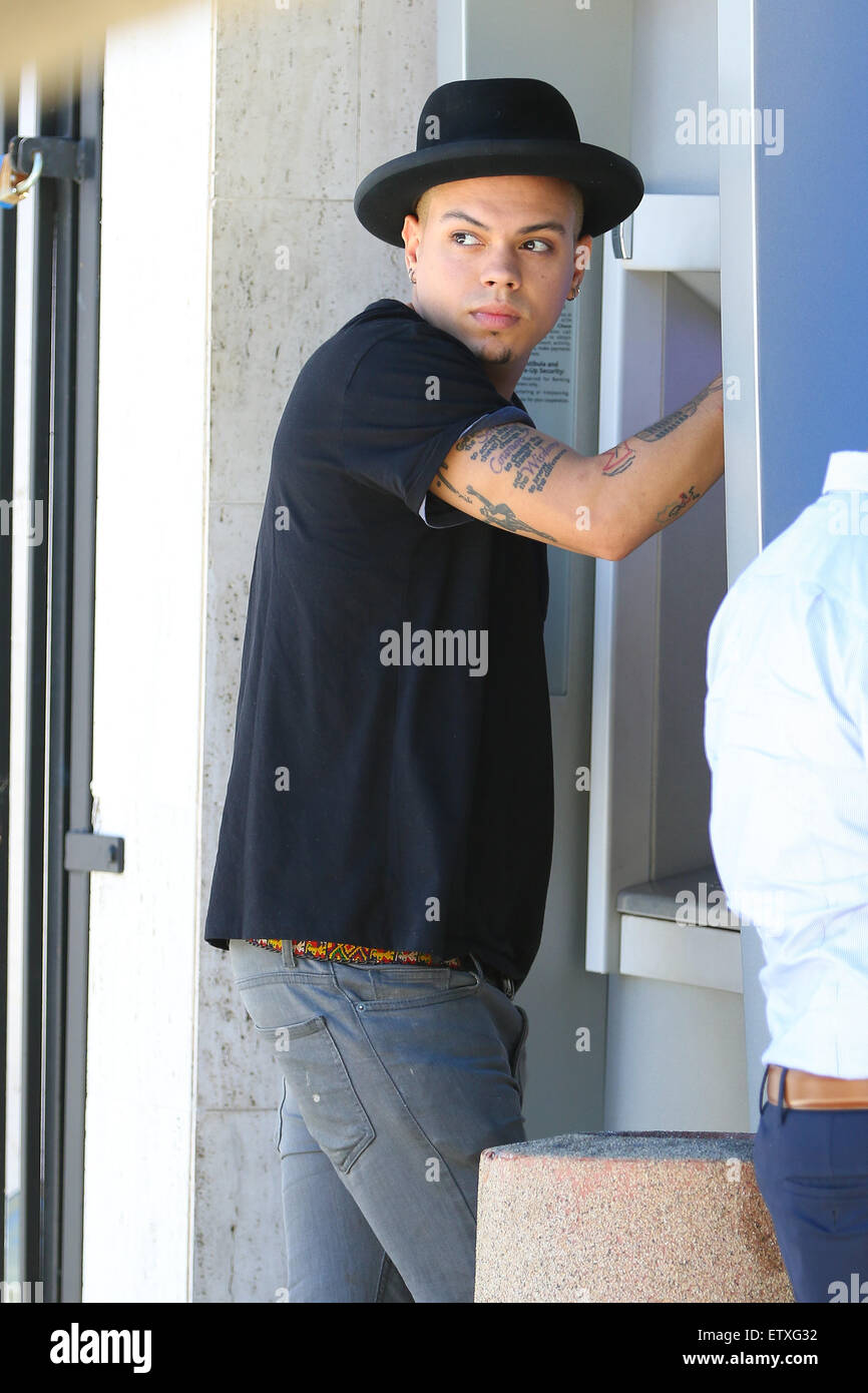 Evan Ross se retire de l'argent à un guichet automatique à Beverly Hills avec : Evan Ross Où : Los Angeles, California, United States Quand : 24 mars 2015 C Banque D'Images