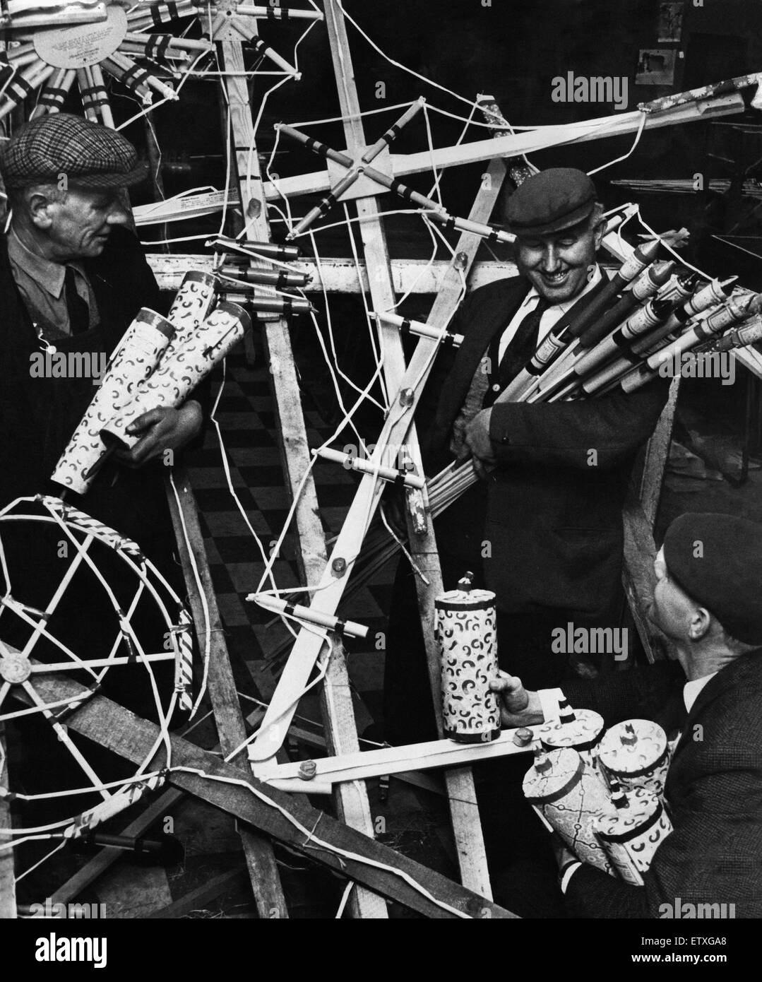 La préparation d'un des morceaux pour samedi show à Small Heath sont M. Harold Rafferty, M. Albert Jeffries et M. Jim Dalgleish, directeur du parc. Birmingham, West Midlands, 4 novembre 1967. Banque D'Images