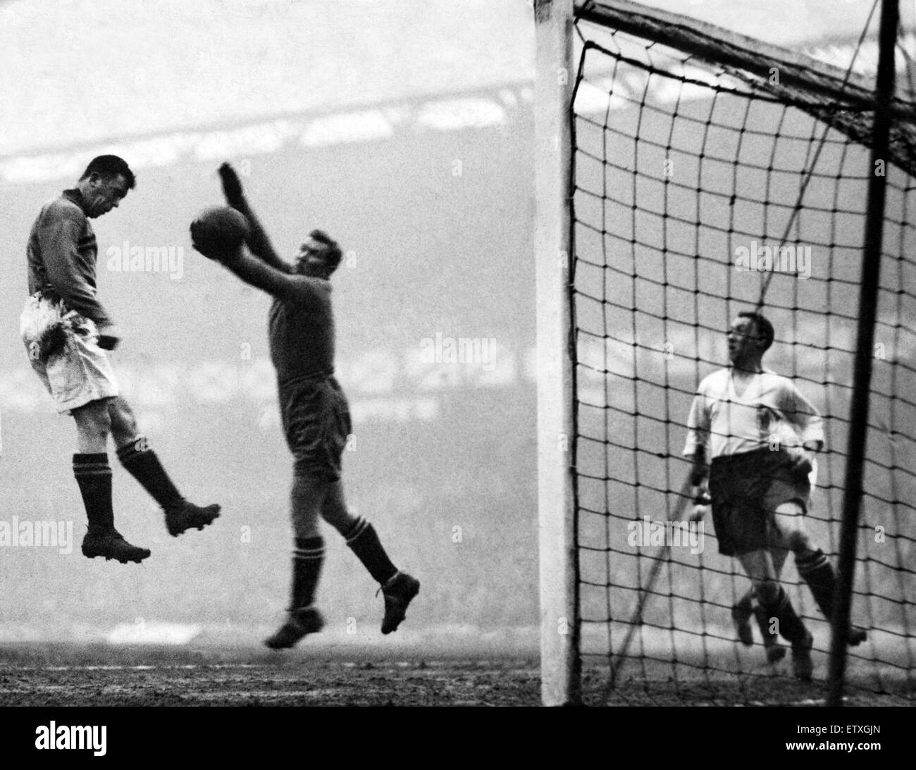 Division de la Ligue anglaise un match à Goodison Park. Everton v Bolton Wanderers 0 3. L'Everton William 'Dixie' Dean marque un de ses trois objectifs au-delà de la Bolton gardien après un croisement de coéquipier Jimmy Stein. 28 février 1931. Banque D'Images