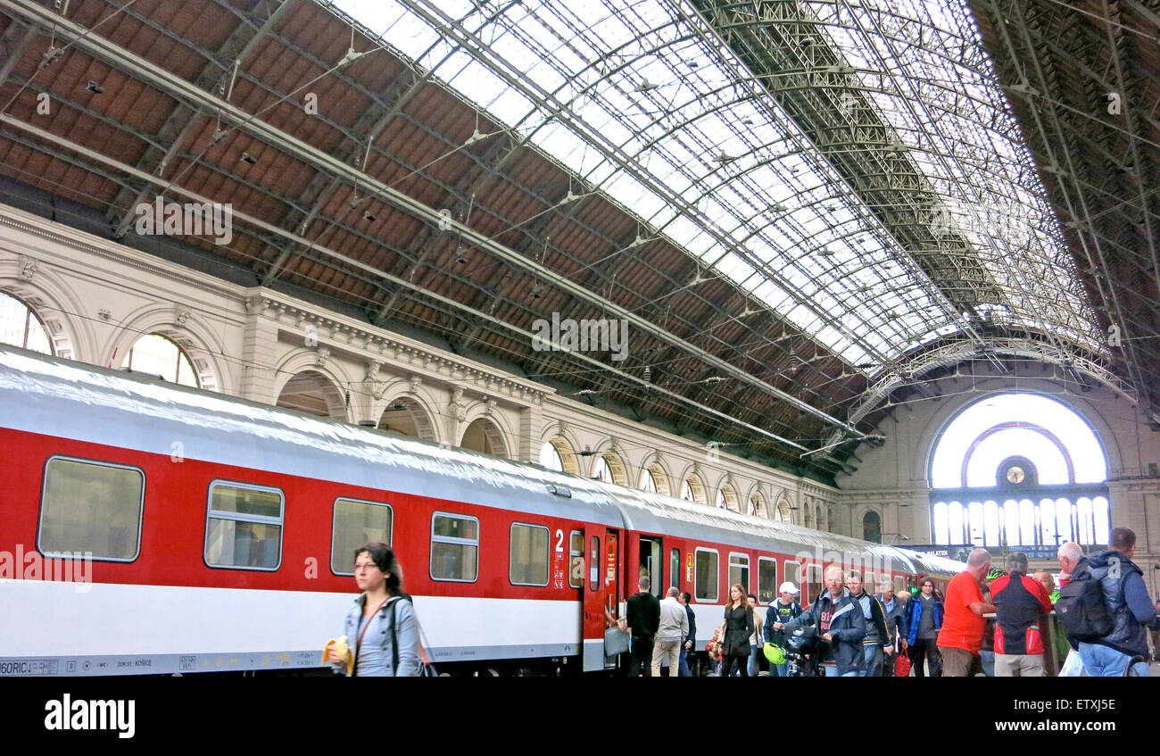 En train La gare Keleti Palyaudvar Budapest Hongrie Banque D'Images