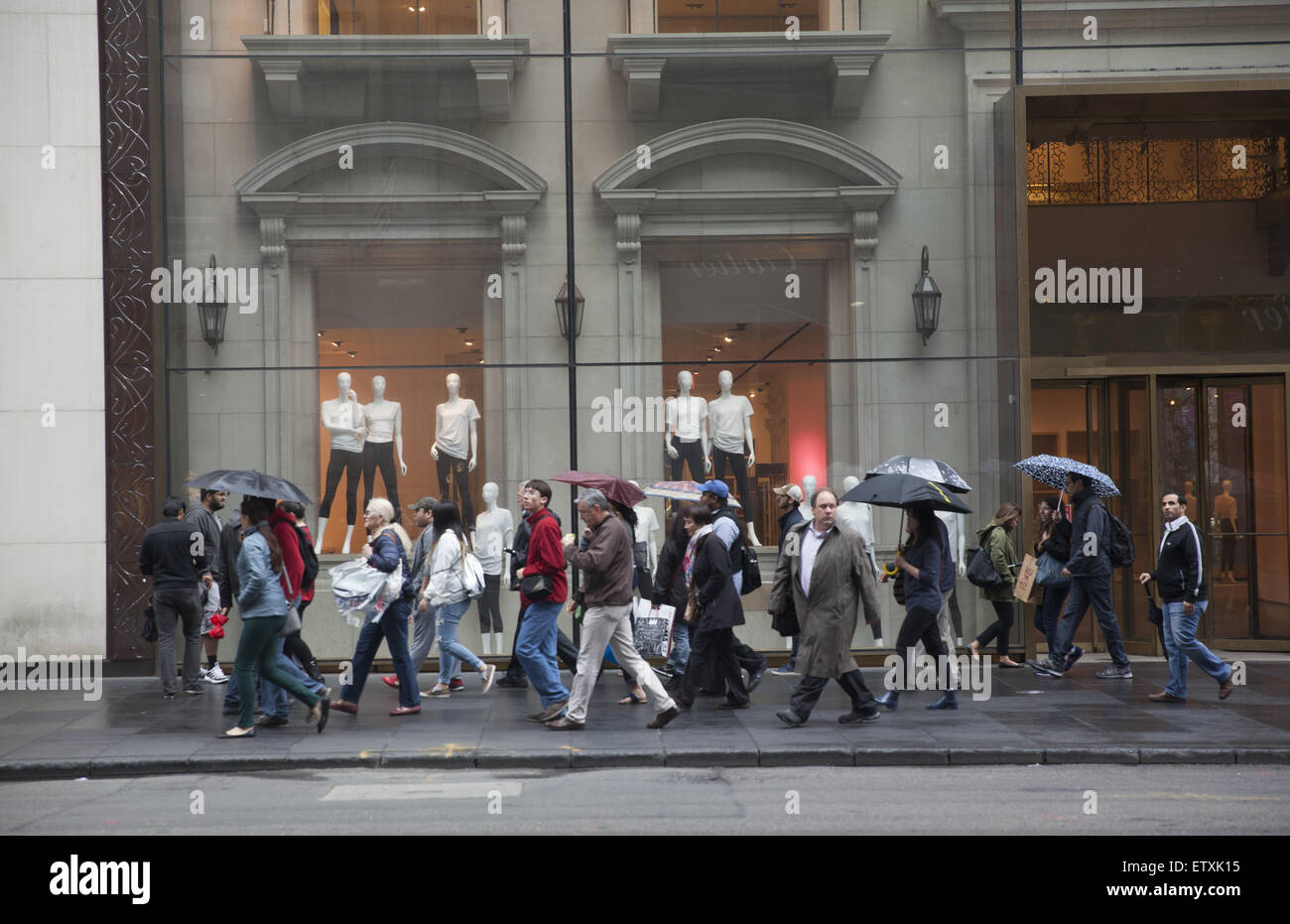 La 5ème avenue est toujours occupé avec les piétons dans le quartier à la mode 50s fin de l'avenue. NYC. Banque D'Images