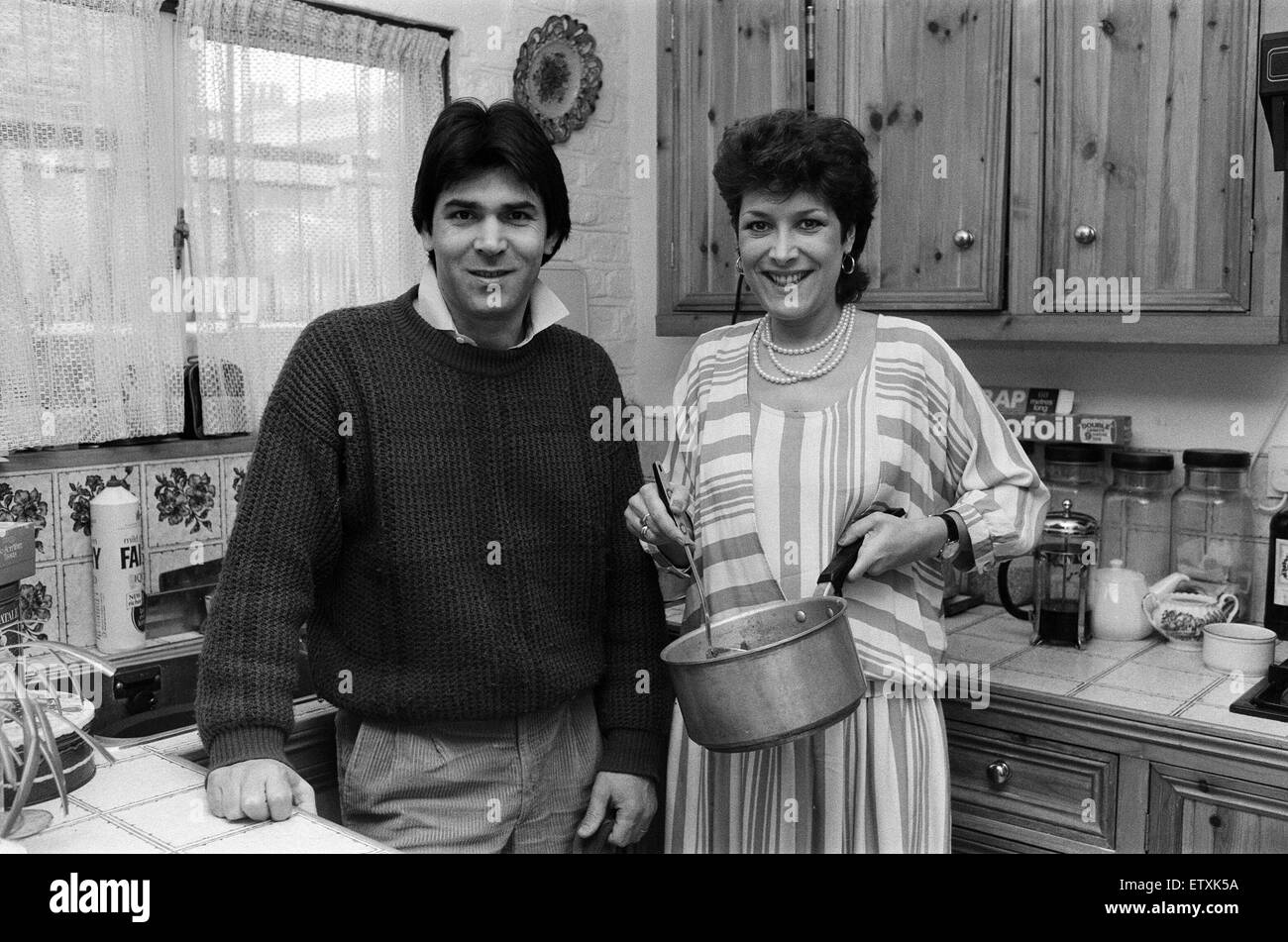 Lynda Bellingham à la maison dans le nord de Londres avec son mari Nunzio. 24 février 1985. Banque D'Images