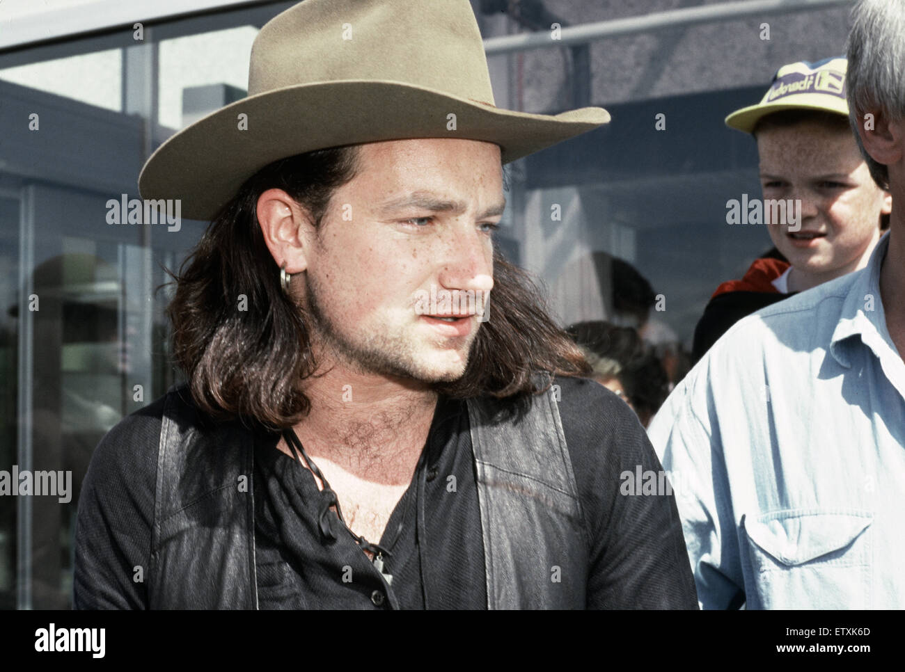 Bono, chanteur du groupe de rock irlandais U2, présentée à l'arrivée à Glasgow, Ecosse en avant de la bande sur leur prochain concert de Joshua Tree tour qui se tiendra à la SECC, Glasgow. Juillet 1987 Banque D'Images