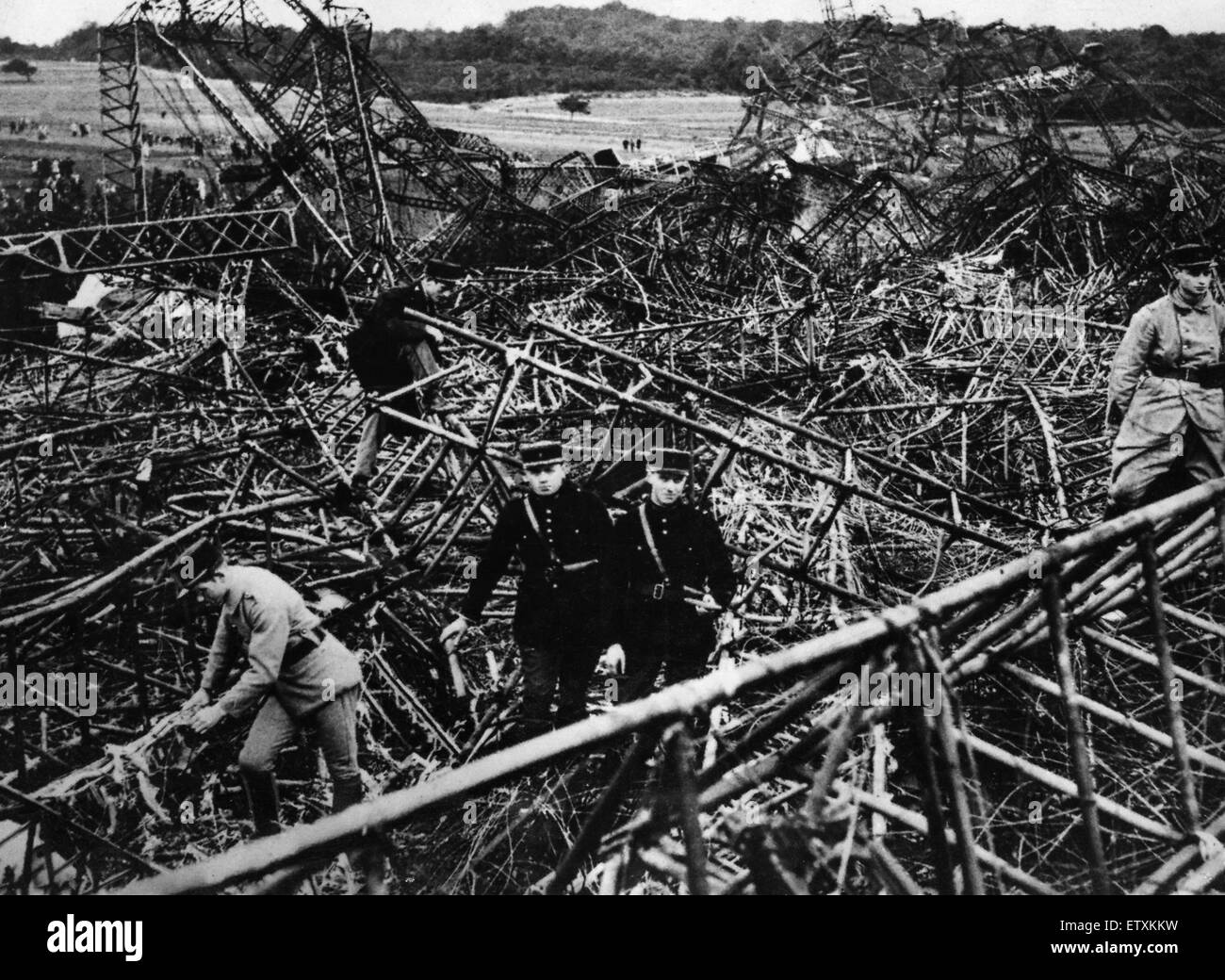 La police française et fonctionnaire du ministère de l'air à travers la recherche de l'épave tordue crashed dirigeable R101, à la recherche d'indices qui pourraient expliquer l'accident. Le 5 octobre 1930 Banque D'Images