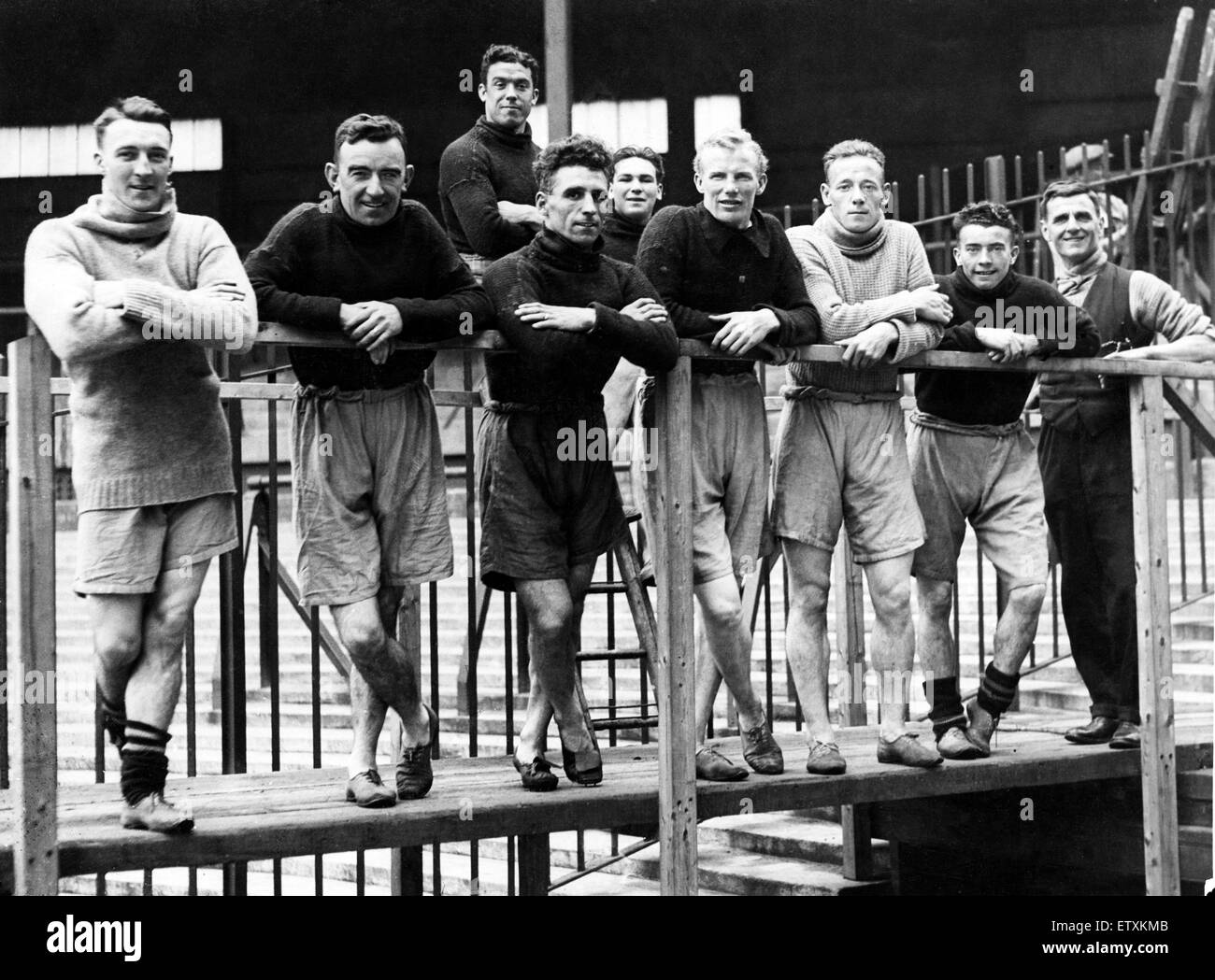 L'équipe de football Everton qui a remporté la Ligue dans la saison 1927-1928 60 buts grâce à l'avant de William 'Dixie' Dean, posent à Goodison Park en avant de la saison 1928 - 29. Ils sont de gauche à droite : Sammy Meston, Hunter Hart, William 'Dixie' Dean, W Banque D'Images