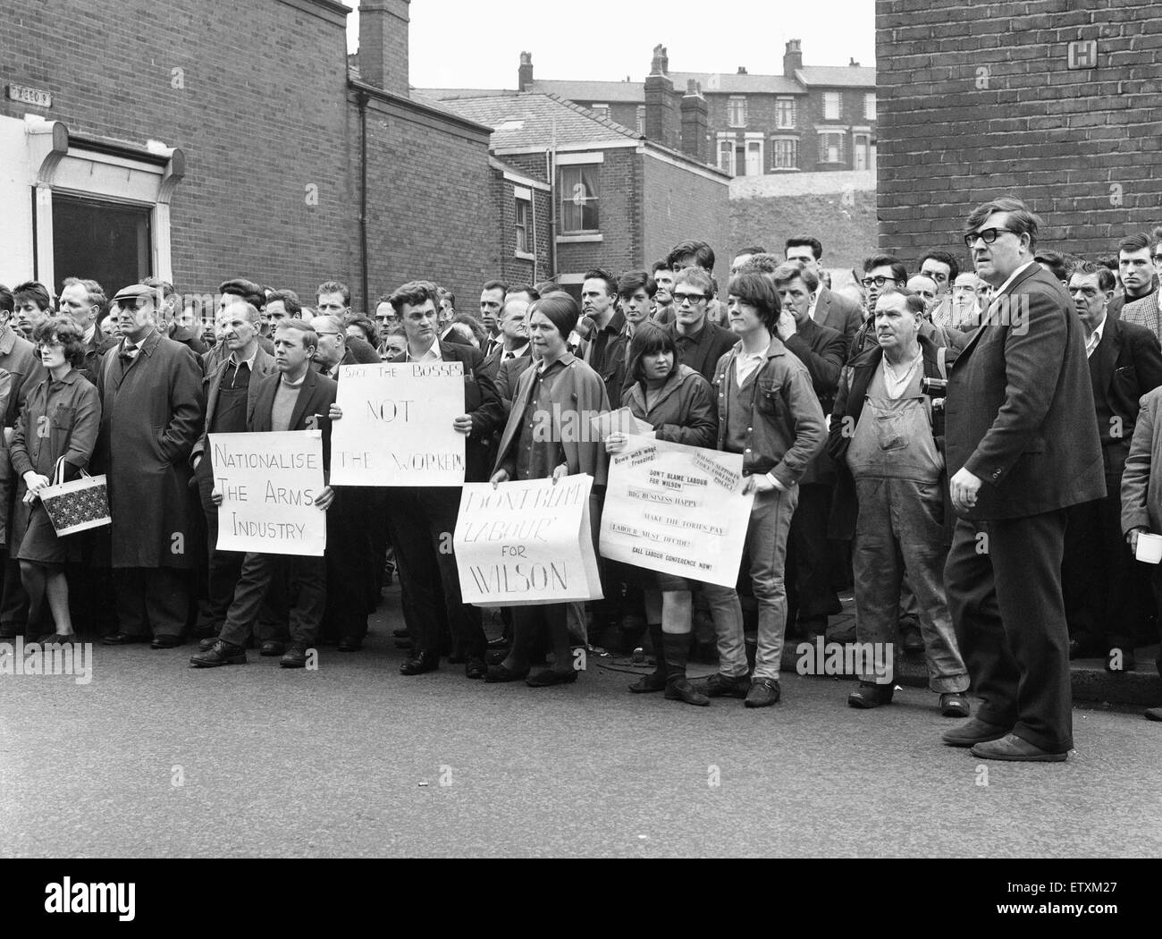 Réunion en plein air à la British Aircraft Corporation fonctionne, Strand Road, Preston, le 9 avril 1965. L'objet de Preston North MP Julian Amery, suite à l'annonce de l'annulation de la T.S.R.2. projet. Banque D'Images