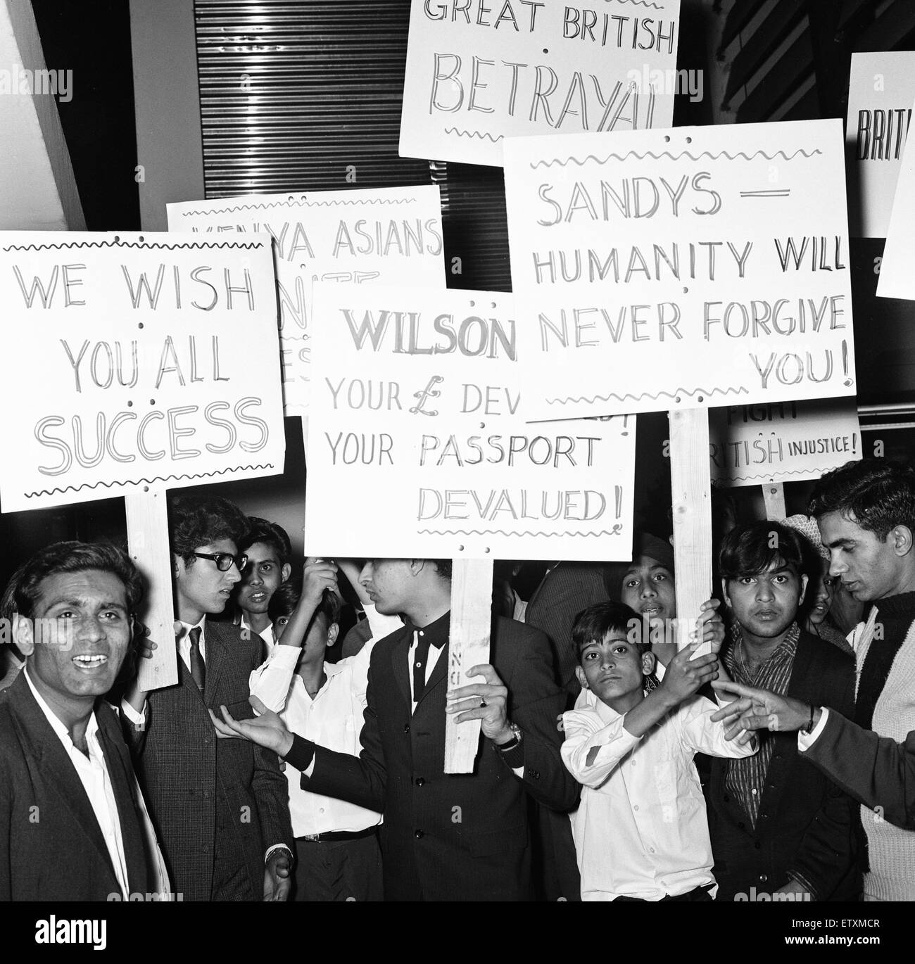 1968 East African crise asiatique. Les Asiatiques du Kenya démontrent à l'aéroport de Nairobi sur l'introduction de la Loi sur l'Immigration du Commonwealth par Gouvernement du Royaume-Uni. La loi supprime le droit de résidence à moins que les titulaires de passeport sont "patrials" - Banque D'Images