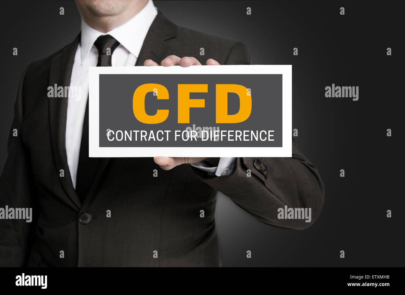CFD signe est tenu par l'homme d'affaires. Banque D'Images