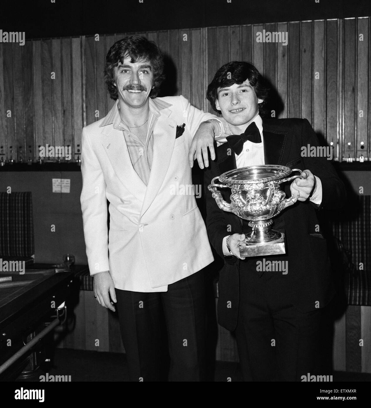 Joueur de snooker Jimmy White photo reçoit un trophée de Cliff Thorburn à Kingston salle de billard où il a assisté à une réception. 6e décembre 1980. Banque D'Images