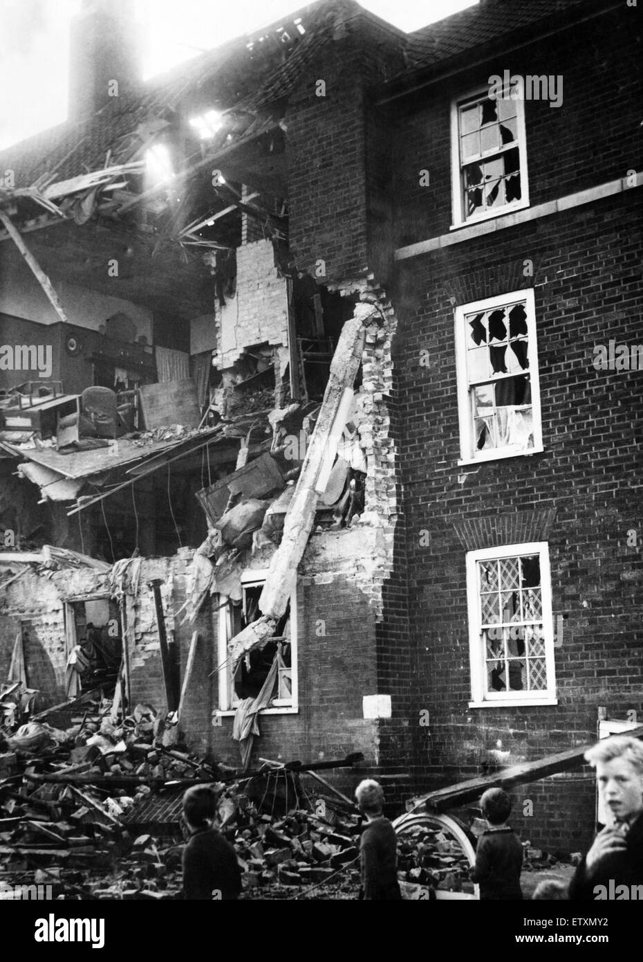 Dommages causés par les bombes à Liverpool au cours de la Seconde Guerre mondiale. Des logements endommagés qui ont été frappé par une bombe lors d'un raid aérien allemand à Burlington Street, Liverpool. 17 septembre 1940. Banque D'Images