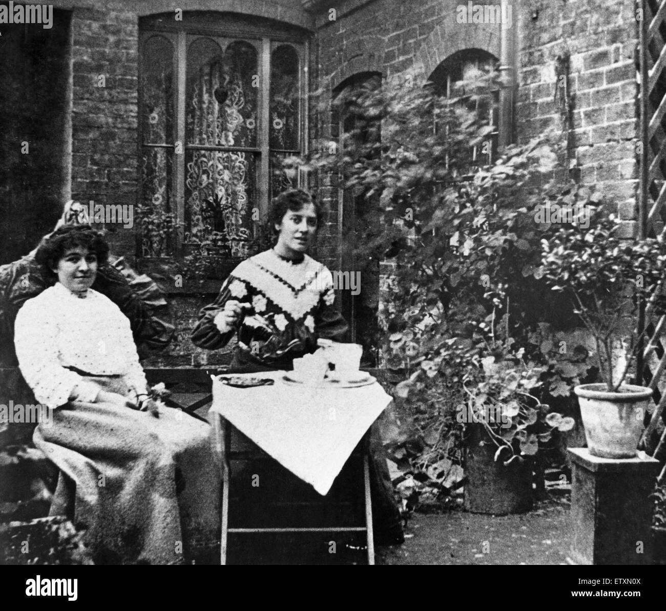Deux dames prendre un thé dans le jardin de Balsall Heath. 15 février 1865 Banque D'Images