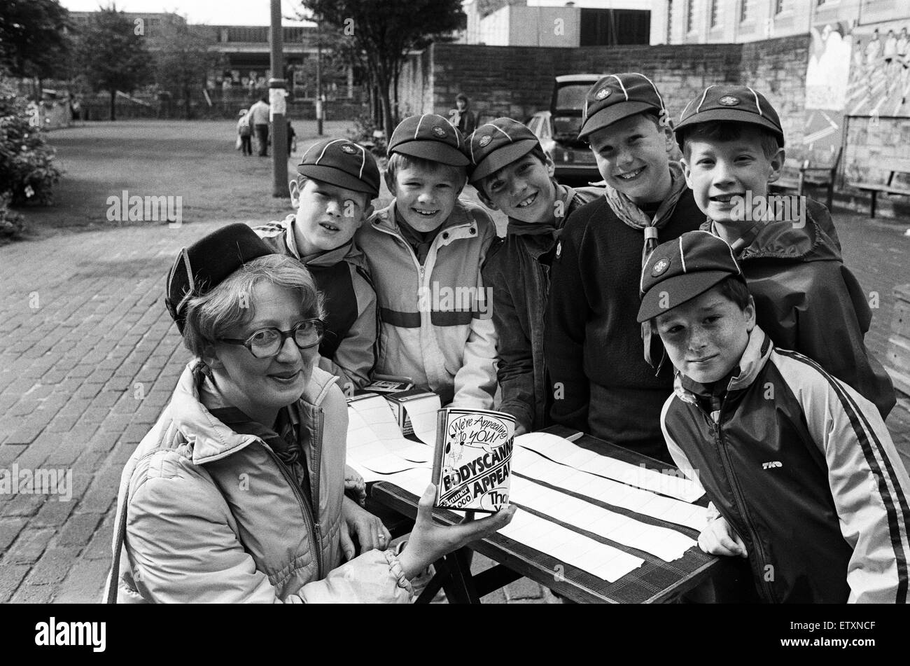 Chef Louveteau Bronwyn Brook, du groupe Baptiste Golcar, photographiée avec les louveteaux de Golcar et enclos qui ont contribué dans une "Ile d'autocollants" sur la Piazza qui a soulevé environ £245 pour l'appel. Les autocollants remplacer les pièces d'un anciennement utilisées dans ce Banque D'Images