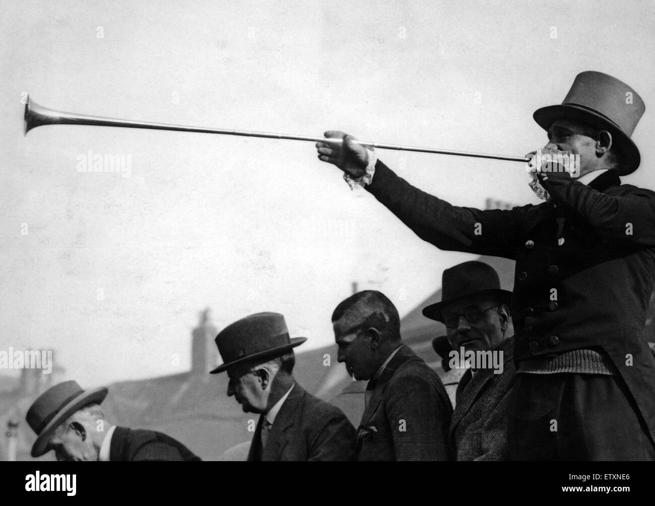 L'entraîneur corne est soufflé par M. Spence pour l 'école' de la Yarm juste. La circonscription est l'occasion lors de la proclamation officielle autorisant la foire n'est pas lue à divers points de la ville. Vers 1920. Banque D'Images