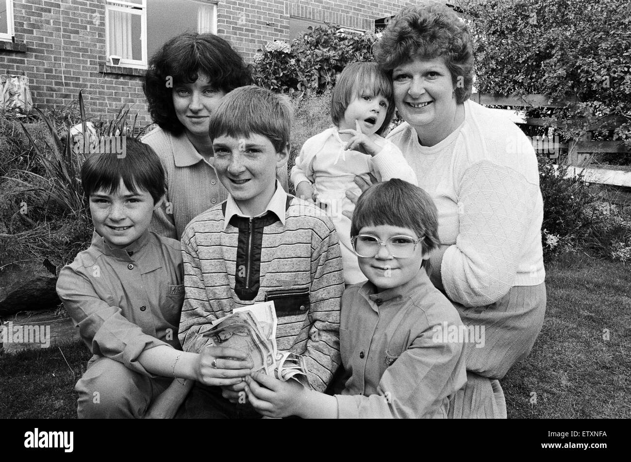 Un café matin soulevé £93 £1 000 vers un appel à fournir un traitement spécial pour une fille gravement handicapée Huddersfield. L'événement a été organisé par Mme Janet Hudson (dos, à droite) à sa monture accueil et a réuni environ 24 personnes. L'argent va-t-il Banque D'Images