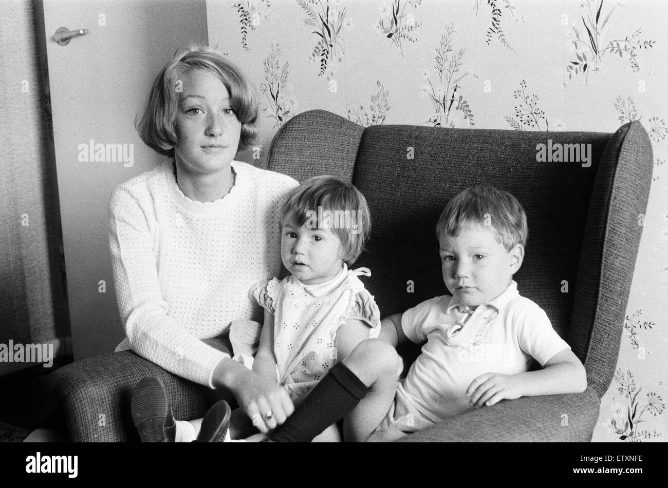 Mme Gillian Wombwell, épouse de assassiné le détective David Wombwell a l'âge de 25 ans, photographié à la maison, avec les enfants, Melanie âgés de 2 et 3 ans à l'Est, Daen Acton, 3e septembre 1966. Banque D'Images