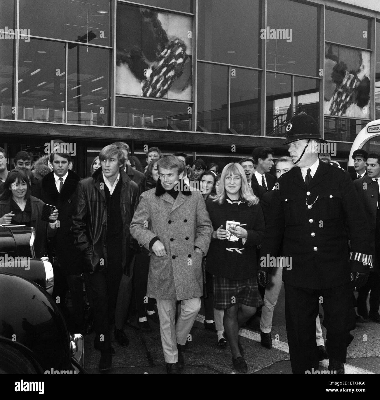 Les Beach Boys sont arrivés à l'aéroport de Londres. Leur enregistrement de 'Je Contourner' dans le top 20 sur le hit parade. 1er novembre 1964. Banque D'Images