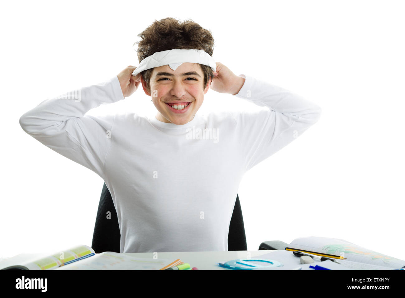 Avant de faire leurs devoirs, beau garçon caucasien est souriant et attachant autour du front un mouchoir blanc comme la bande habituellement utilisés par les kamikazes japonais pendant la Seconde Guerre mondiale. Banque D'Images