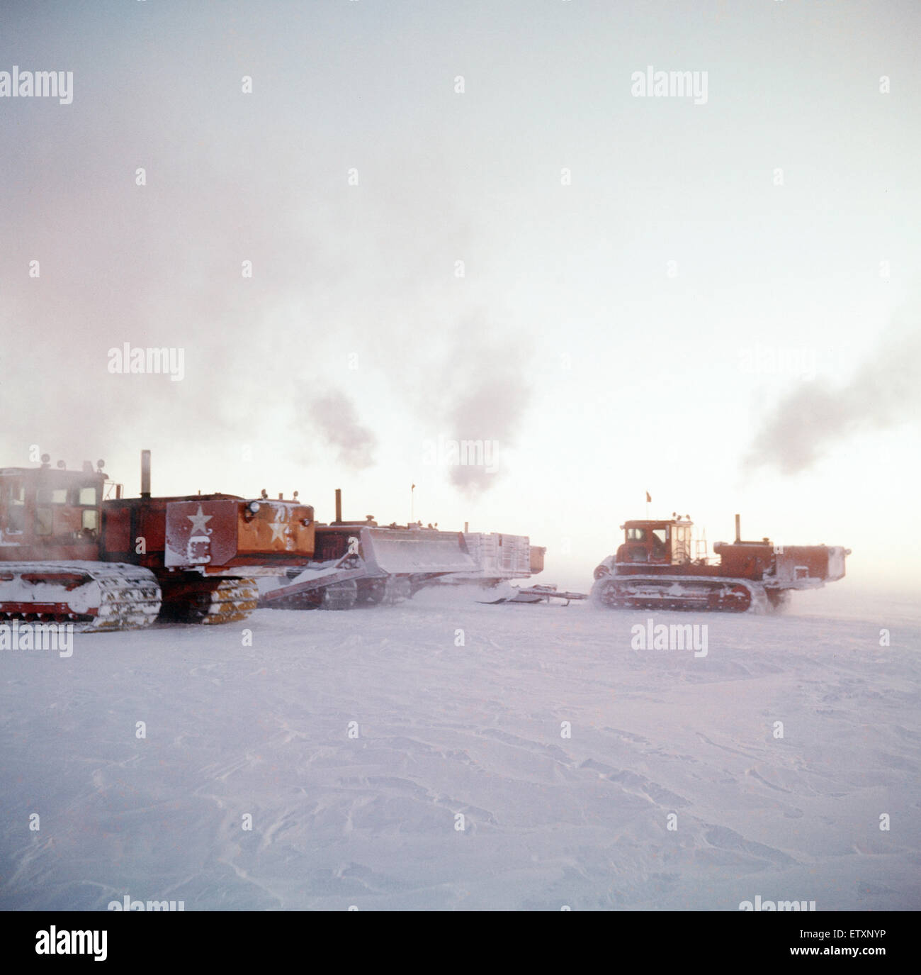 Des bulldozers soviétique dans le Continent Antarctique, 1961. Banque D'Images