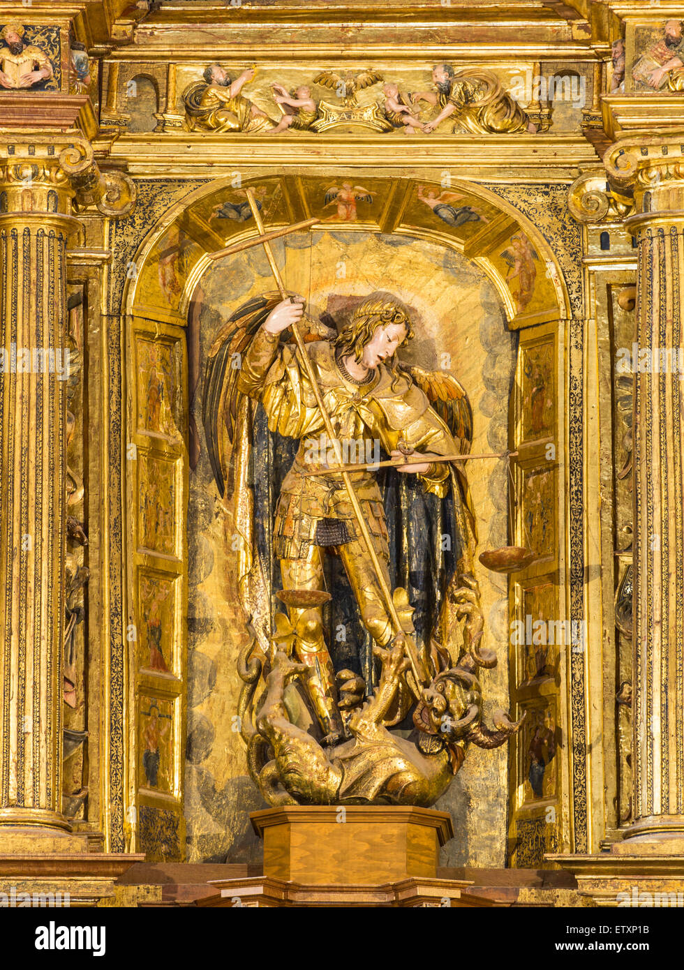 Saint Michel (San Miguel) terrassant le dragon au retable de l'église de San Miguel à Aguilar de Campoo, Espagne Banque D'Images