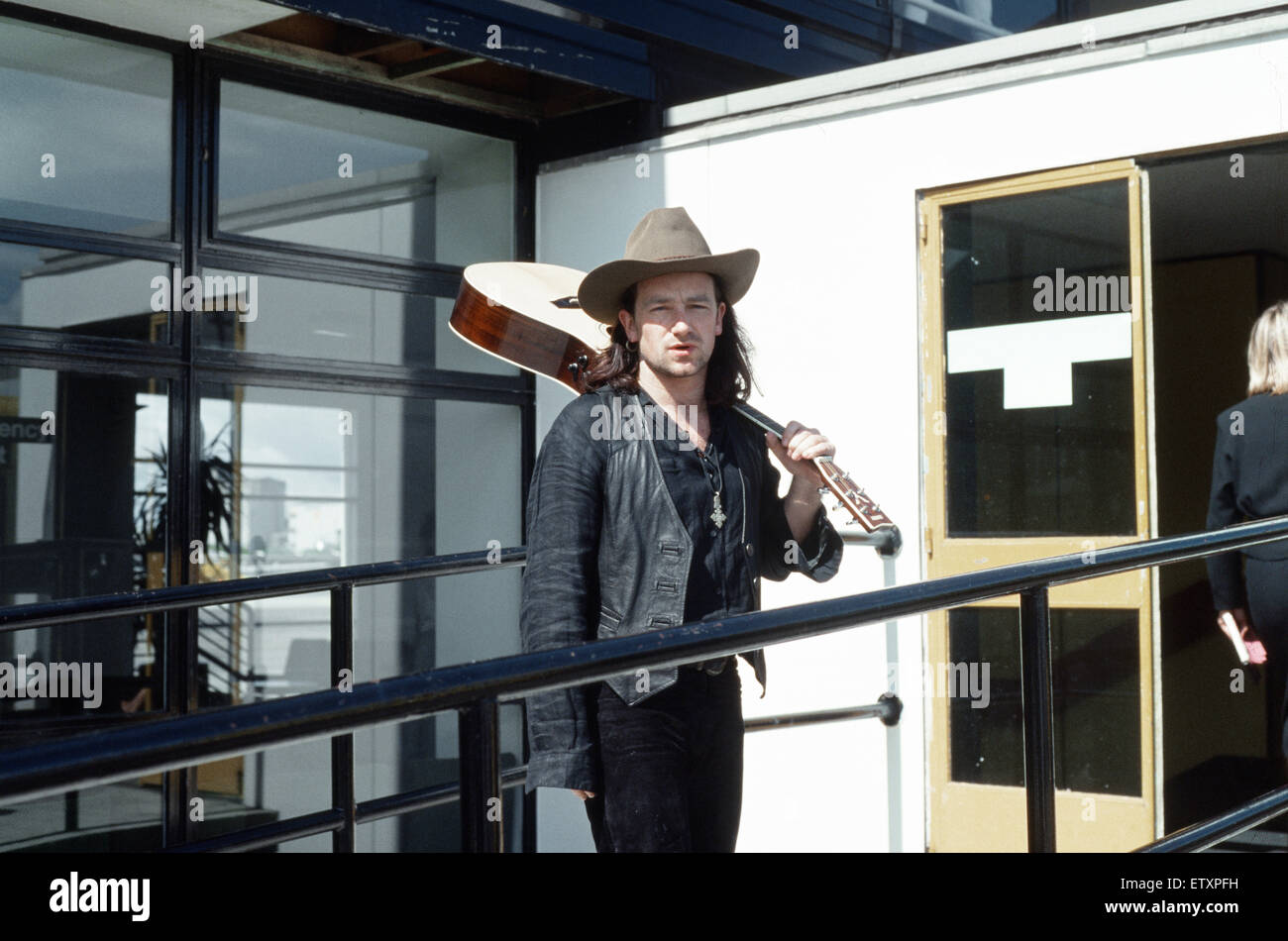 Bono, chanteur du groupe de rock irlandais U2, présentée à l'arrivée à Glasgow, Ecosse en avant de la bande sur leur prochain concert de Joshua Tree tour qui se tiendra à la SECC, Glasgow. Juillet 1987 Banque D'Images