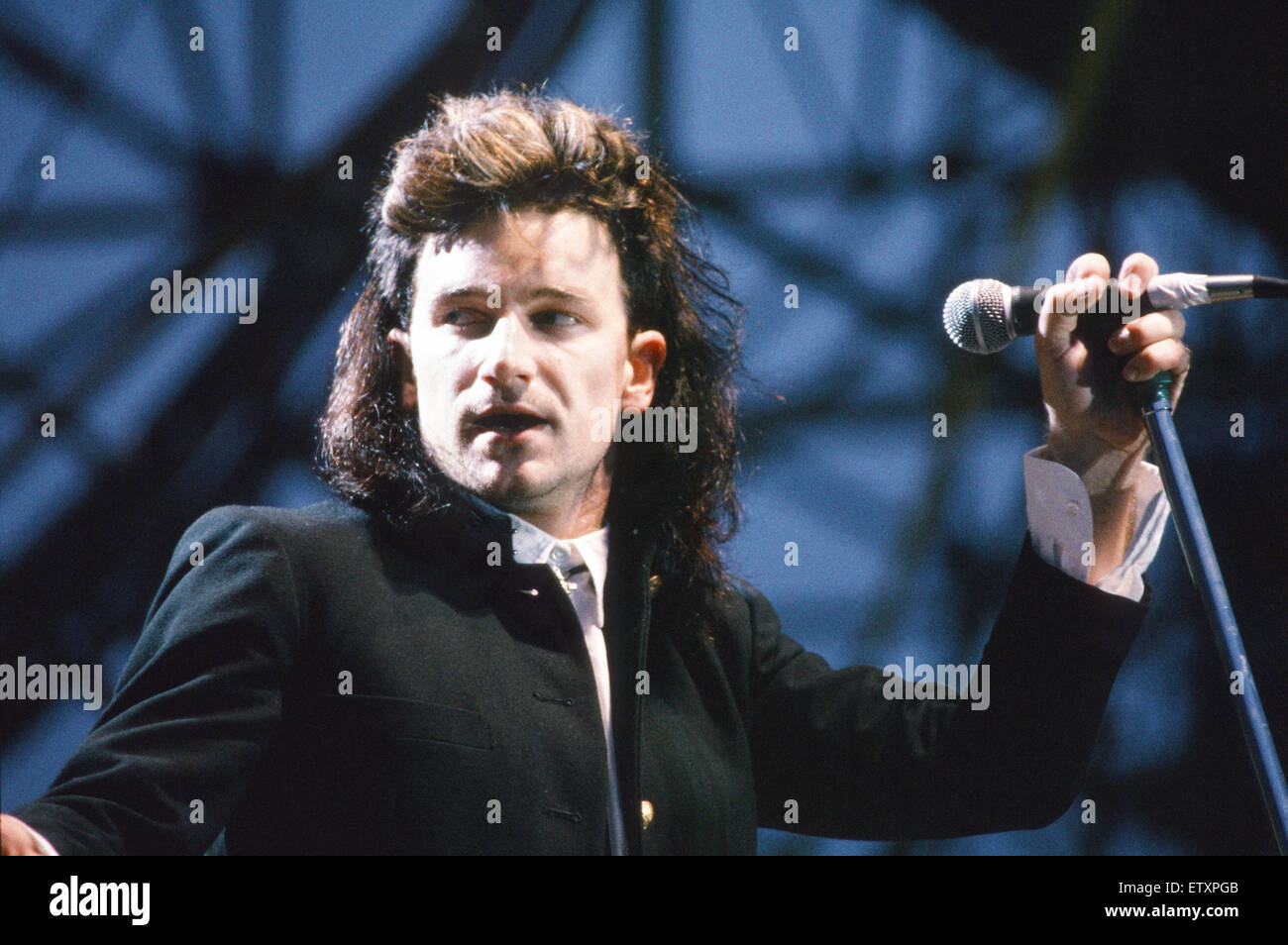 Bono, chanteur du groupe de rock irlandais U2, présentée au cours de la bande l';il concert à Milton Keynes Bowl. 22 juin 1985. Banque D'Images