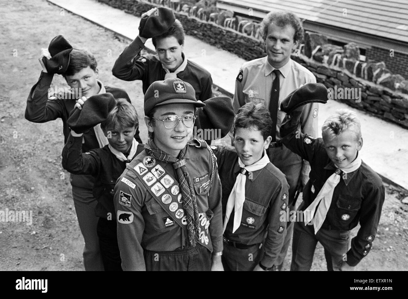 De retour au Canada de Meltham scout était Paul Vickers, dont la famille a émigré à travers l'Atlantique, il y a six ans. Paul, 14 ans, est représenté avec les membres de la 5ème Holme Valley (Meltham) scouts et chef scout du groupe Dave Curtis juste avant qu'il est retourné à son hom Banque D'Images