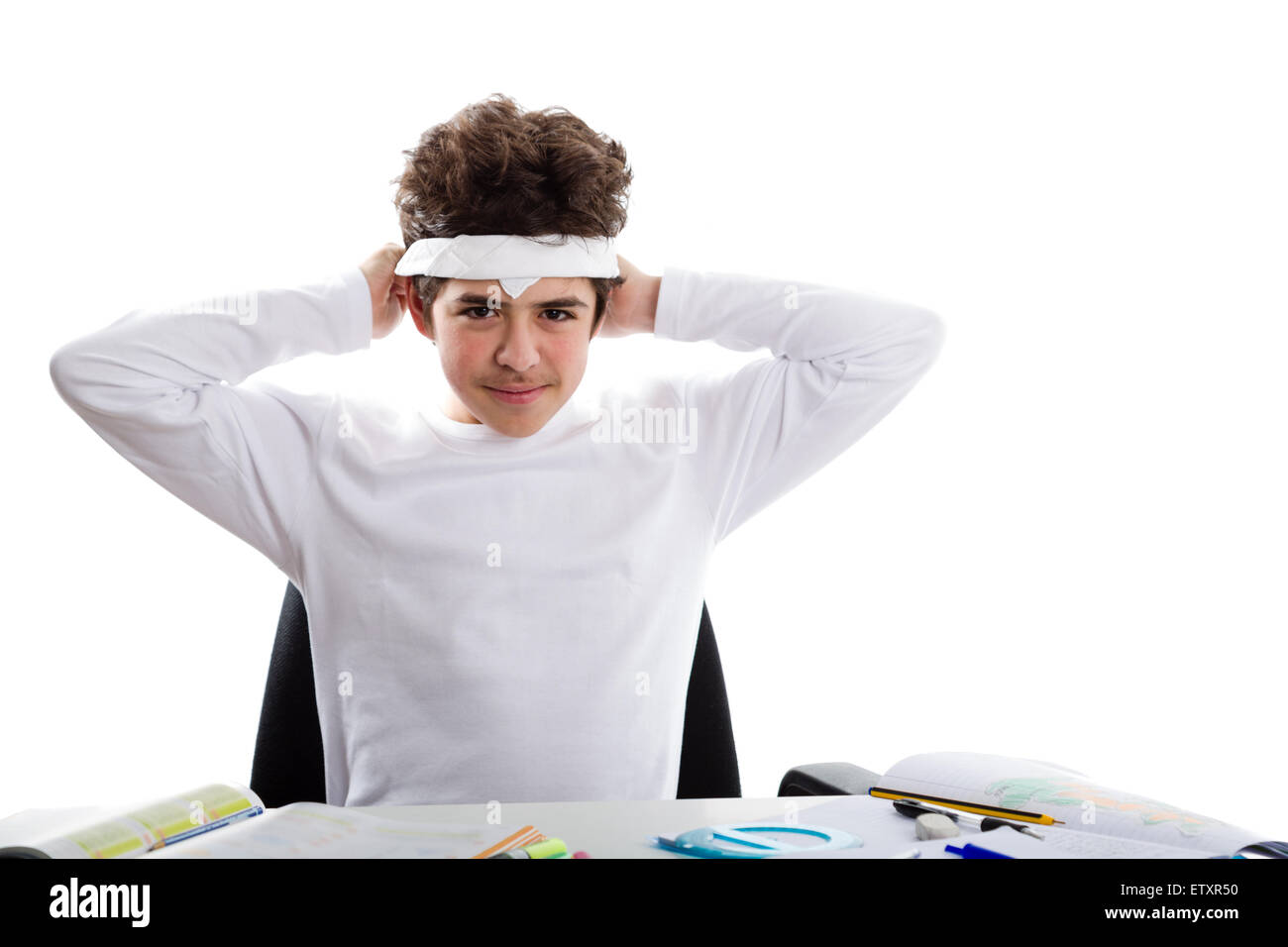 Avant de faire leurs devoirs, beau garçon caucasien est souriant et attachant autour du front un mouchoir blanc comme la bande habituellement utilisés par les kamikazes japonais pendant la Seconde Guerre mondiale. Banque D'Images