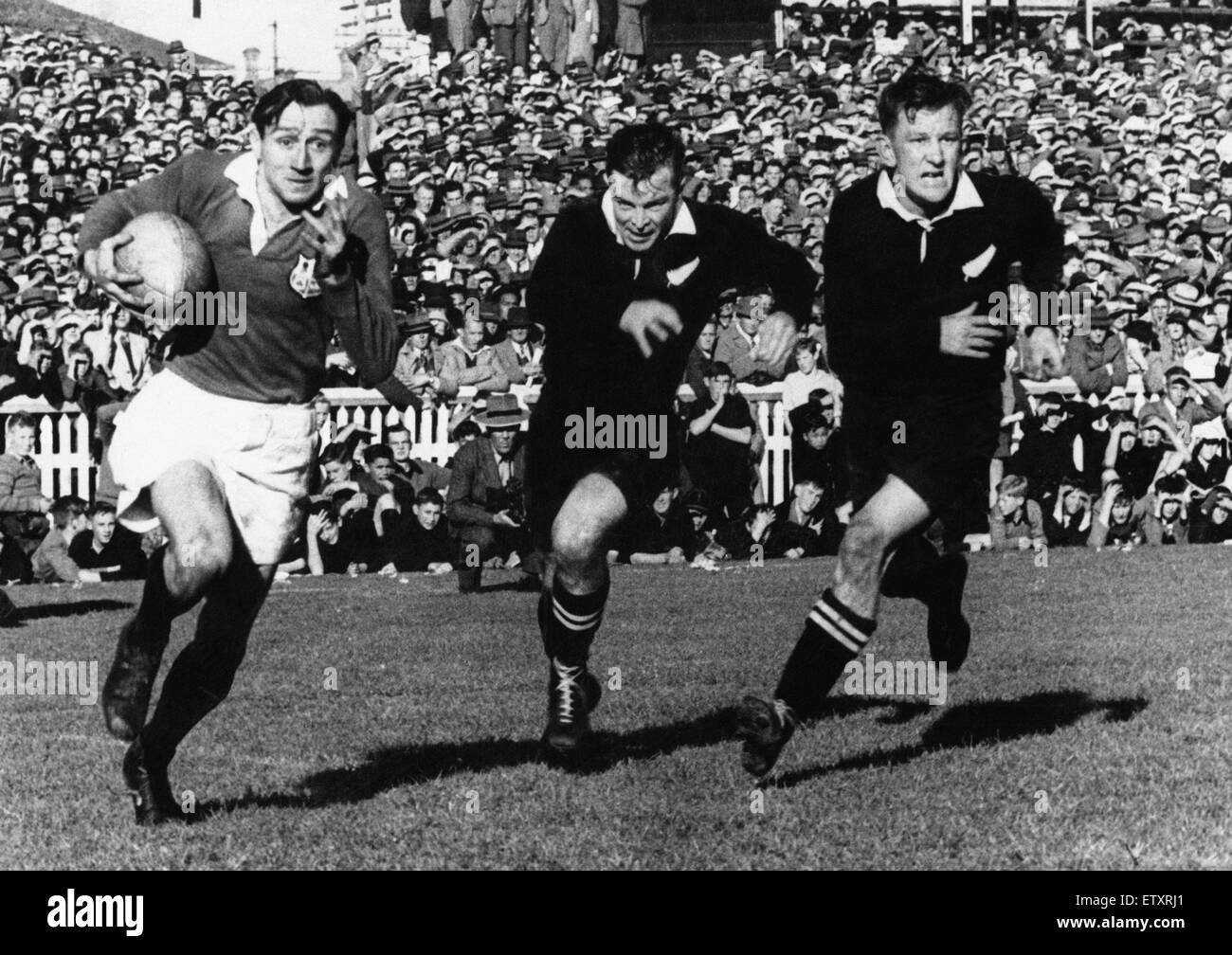 Tournée des Lions britanniques et irlandais. Quatrième test match à Auckland, 29 juillet 1950. Nouvelle Zélande 11 v Lions britanniques et irlandais 8. Ken Jones chefs pour la ligne d'essayer d'être poursuivi par tous les Noirs Peter Henderson et Peter Johnstone. Banque D'Images